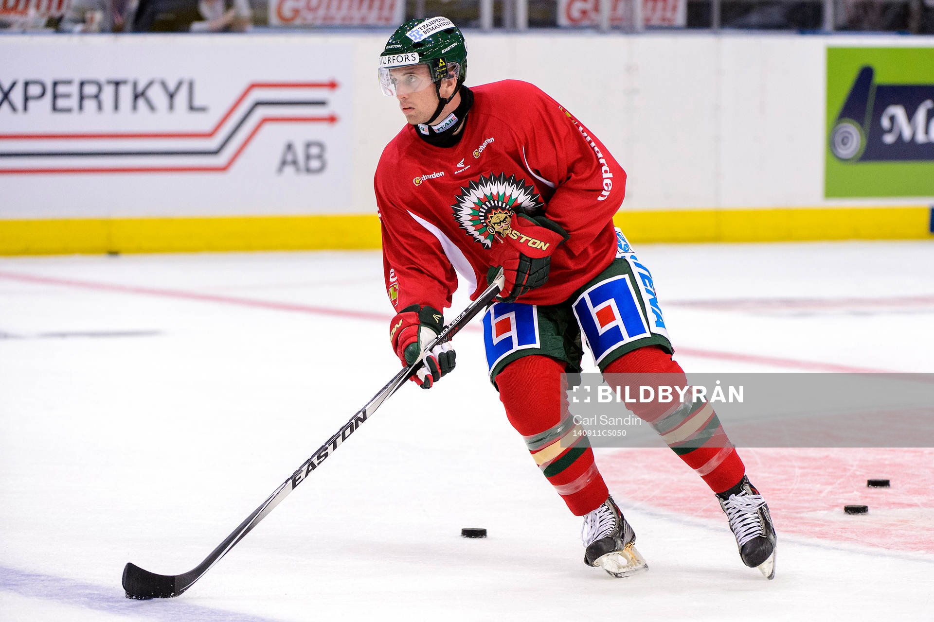 Frölundas Luke Moffat värmer upp innan hockeymatchen i