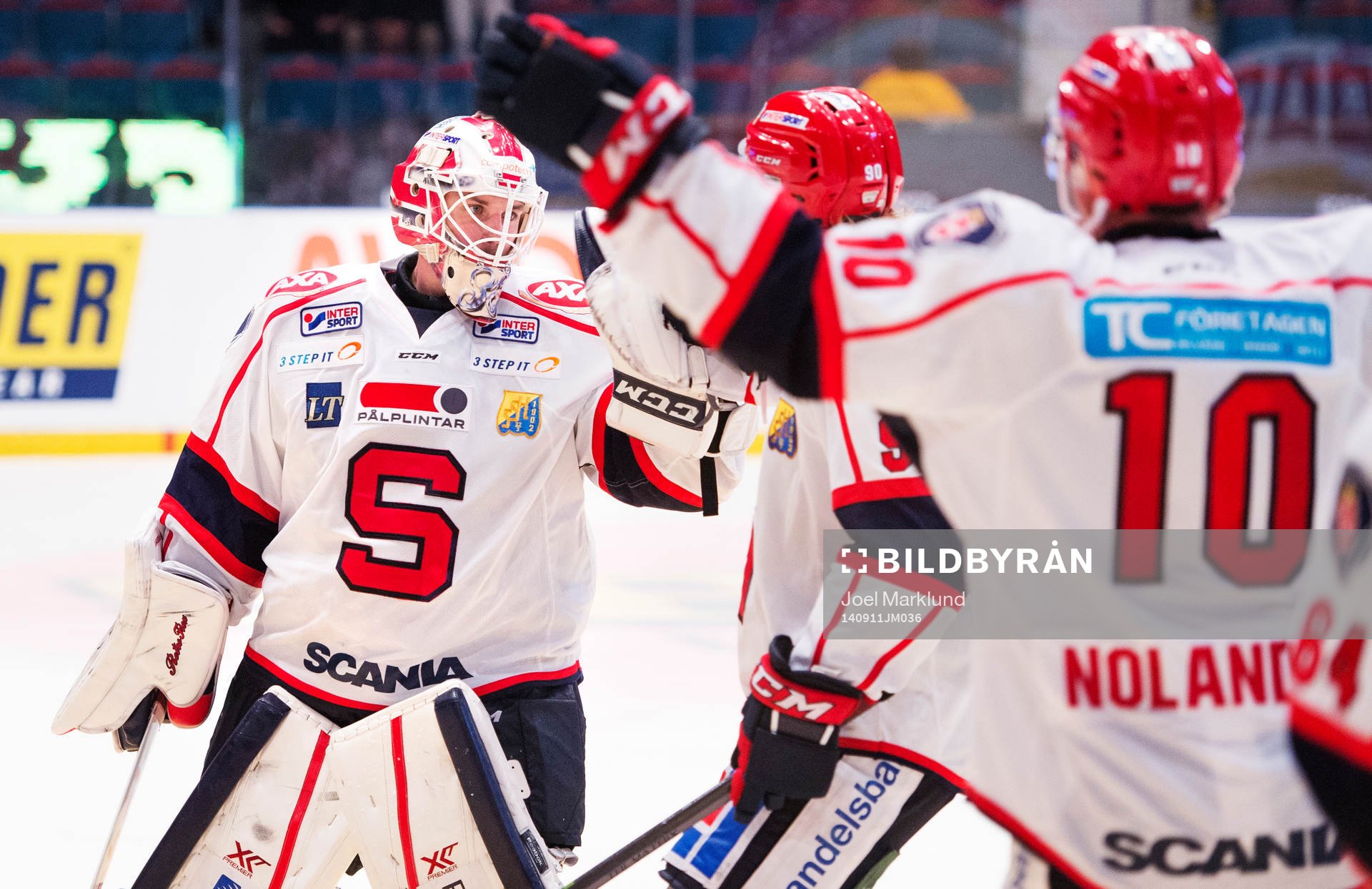 Södertäljes målvakt Tim Sandberg jublar