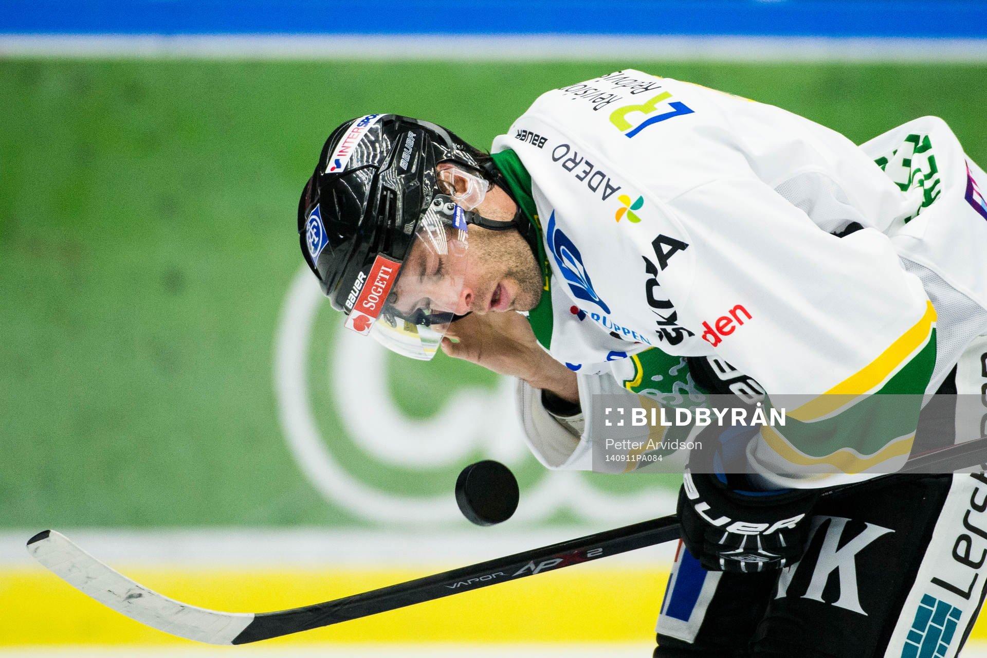 Björklövens Per Hållberg plockar ut en puck som kommit