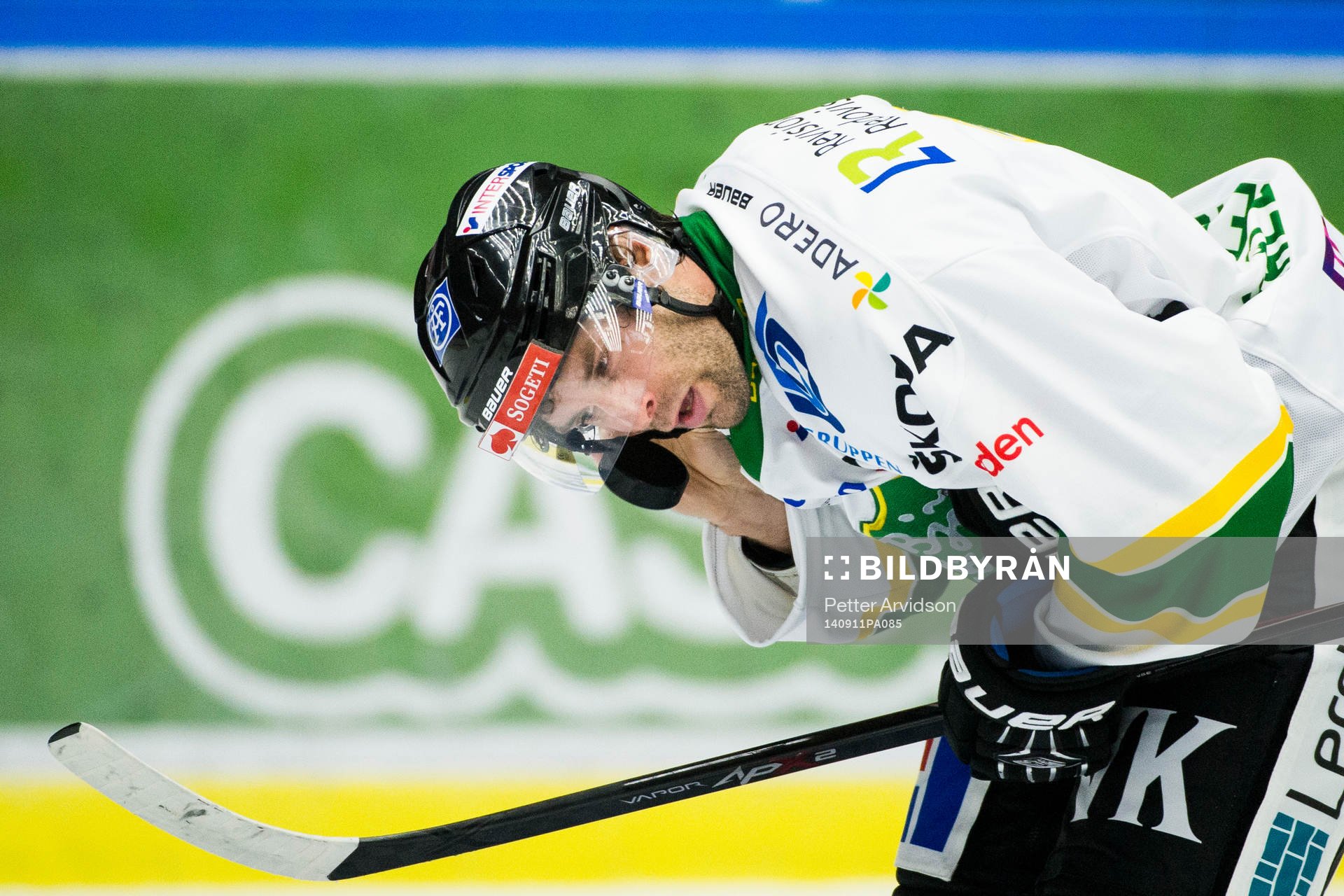 Björklövens Per Hållberg plockar ut en puck som kommit