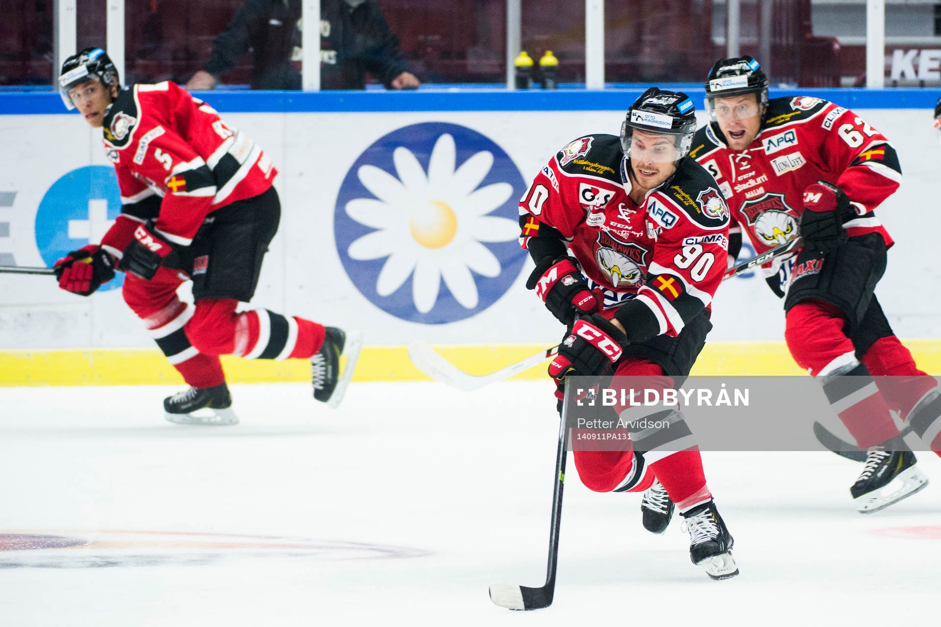 Malmö Redhawks Jon Knuts (tv) och Jens Jakobs (th) sticker