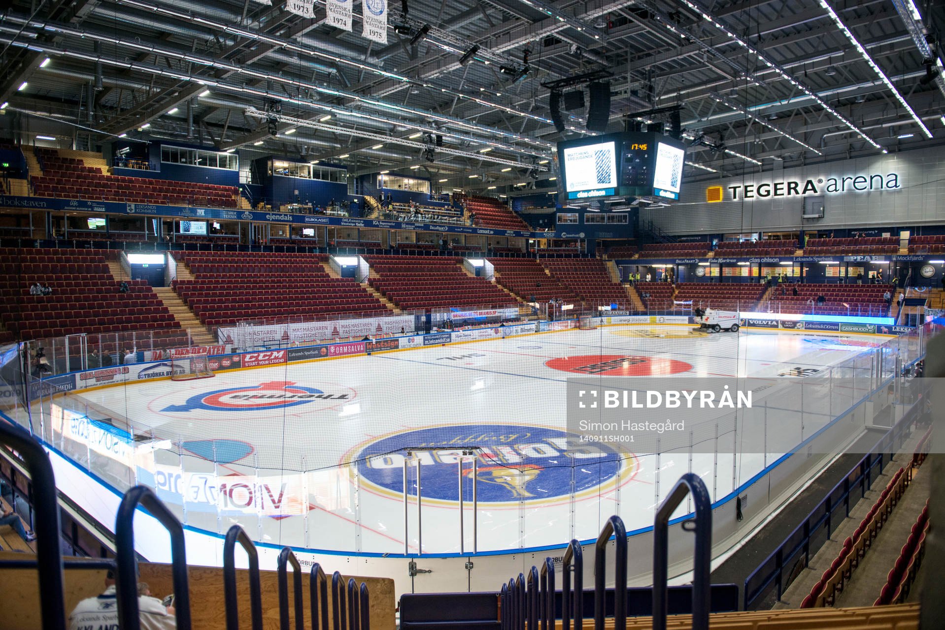 Inte mycket folk på läktarna i Tegera arena en timme