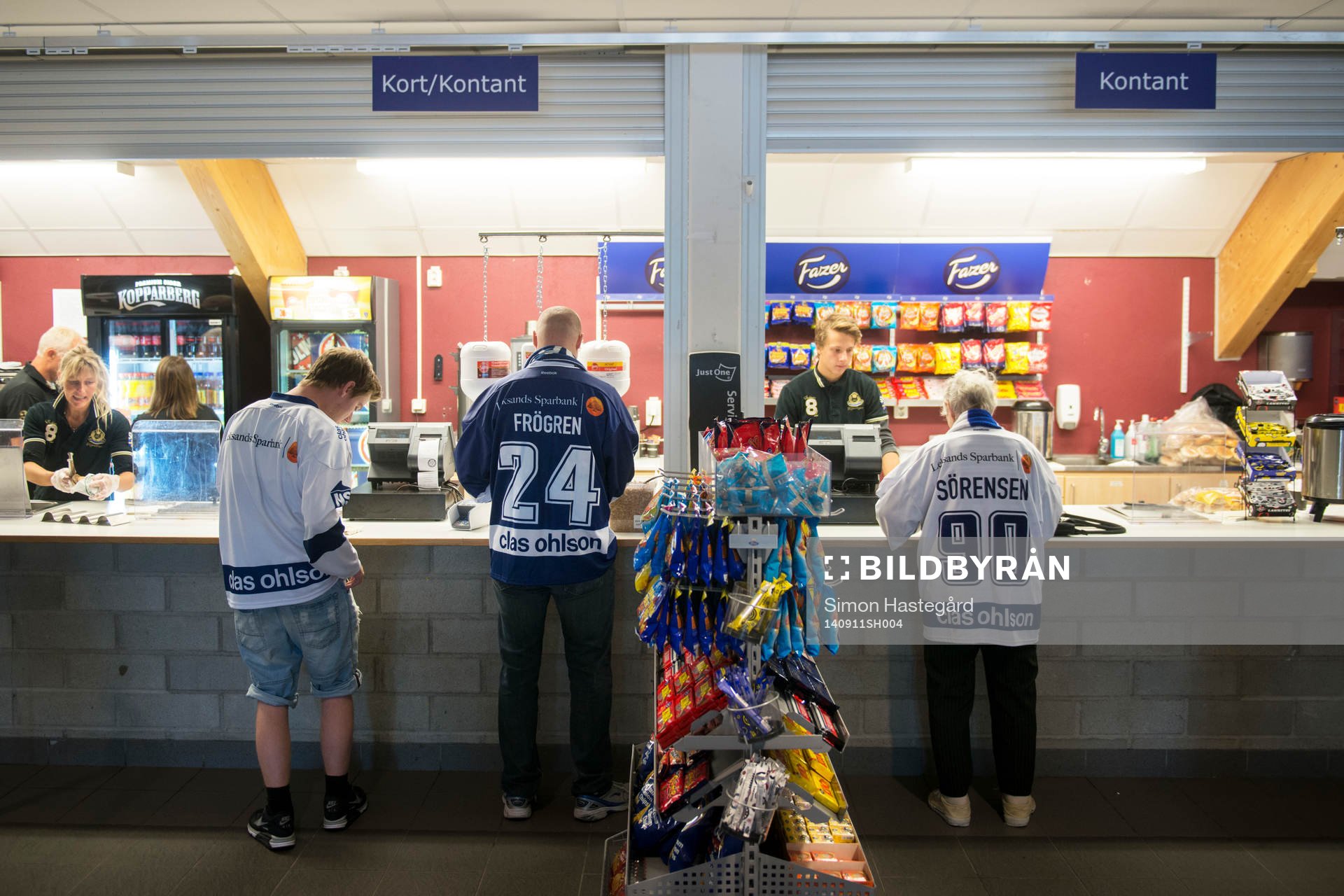 Supportrar till Leksands IF köper tilltugg i en kiosk