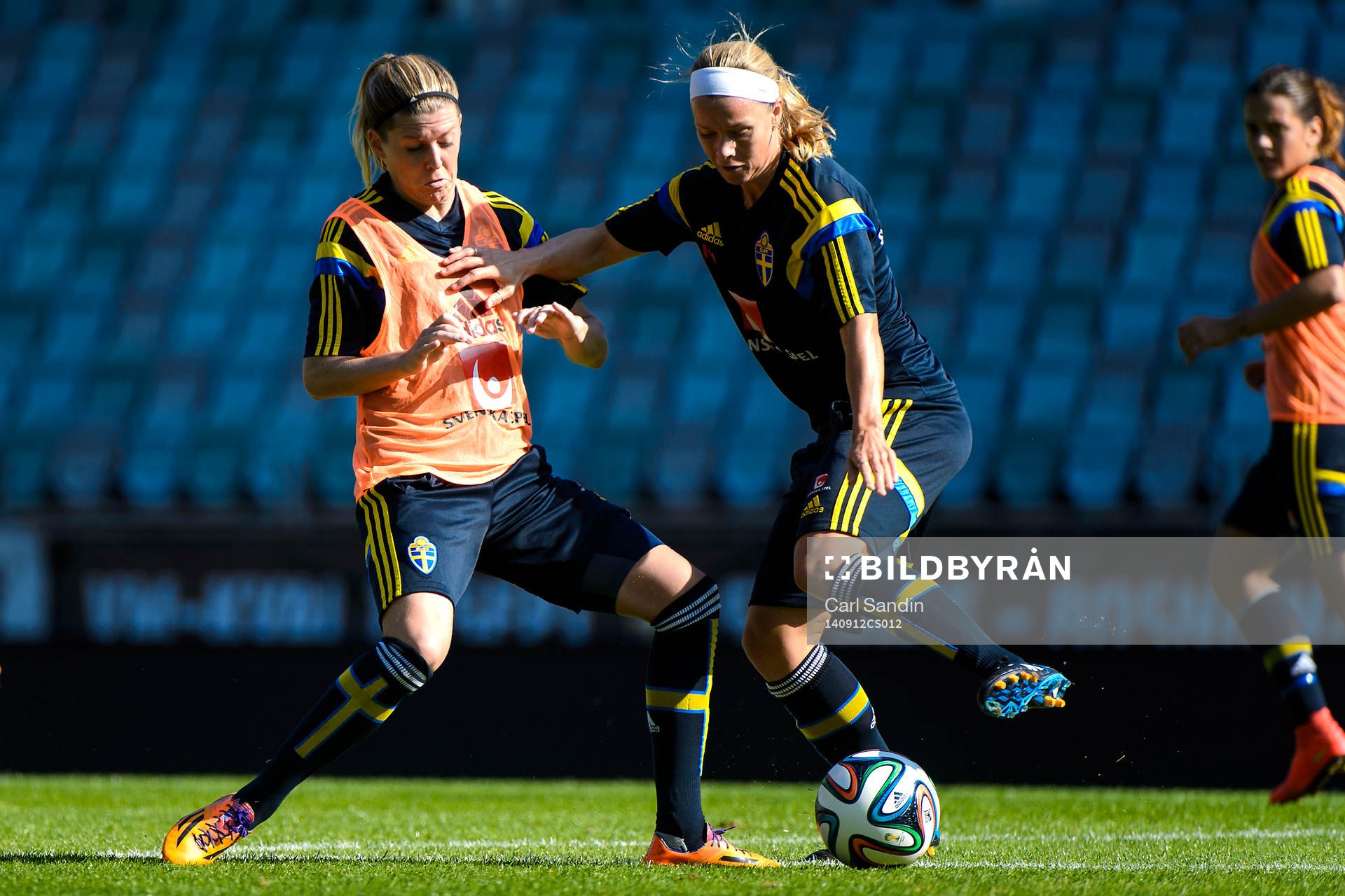 Olivia Schough och Sara Thunebro i närkamp