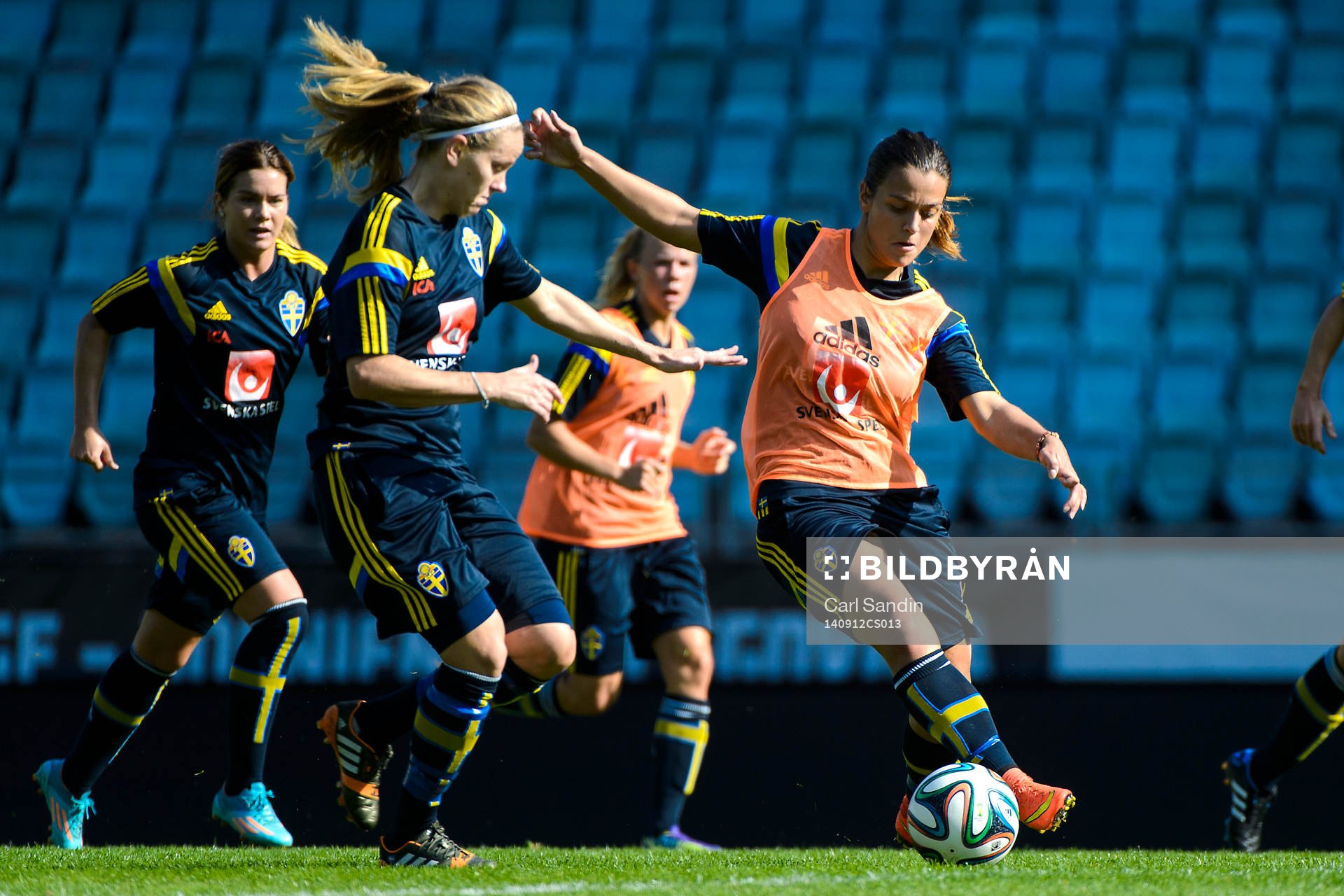 Lisa Dahlkvist i närkamp med Marija Banusic under en träning med damlandslaget den 12 september 2014 i Göteborg.