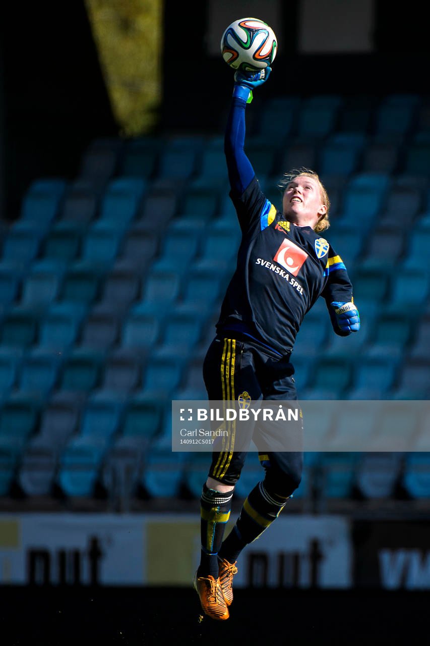 Målvakt Hedvig Lindahl sträcker sig