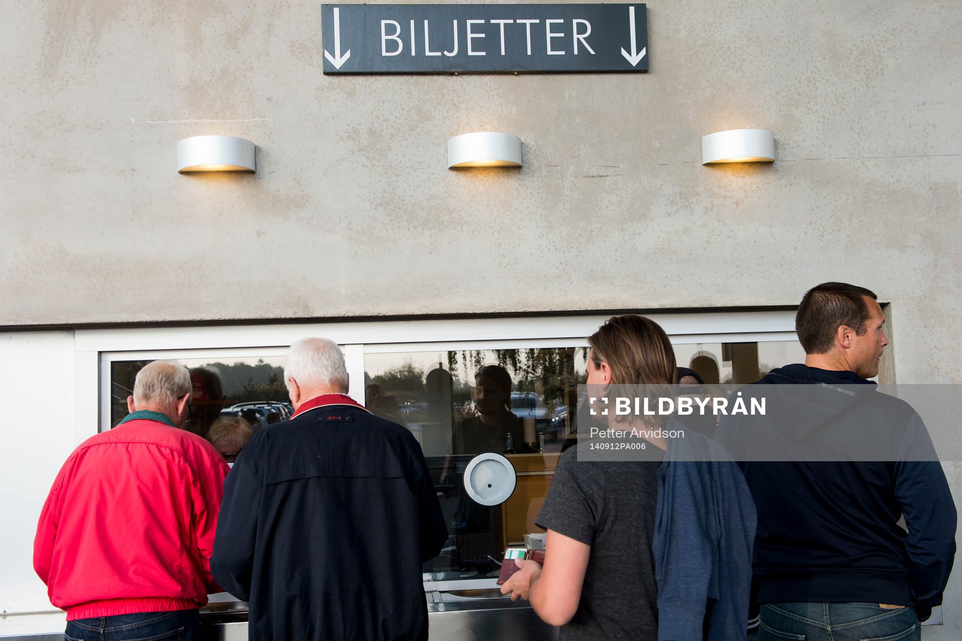 Besökare köper biljetter