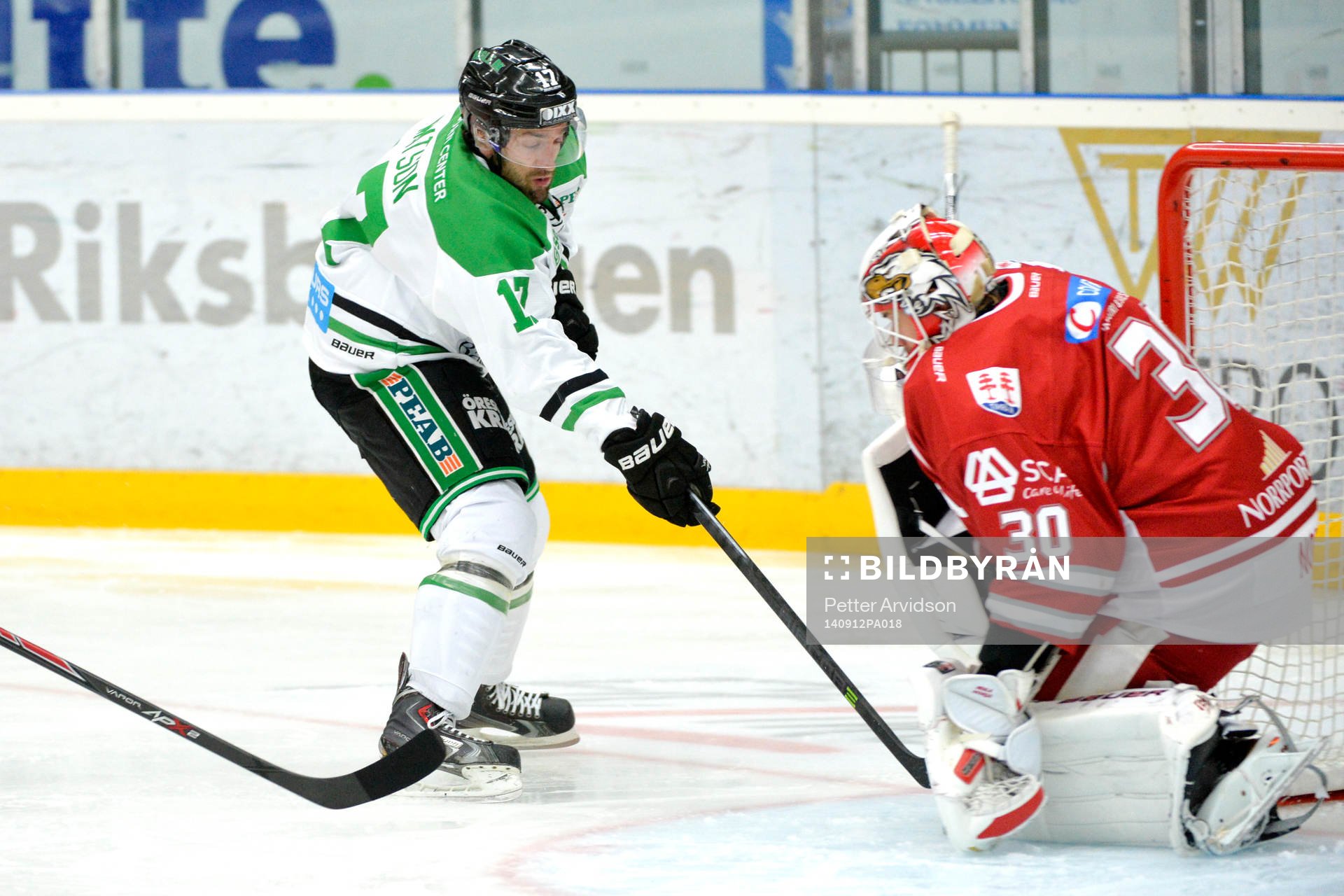 Rögles Taylor Matson mot Timrås målvakt Mika Norja