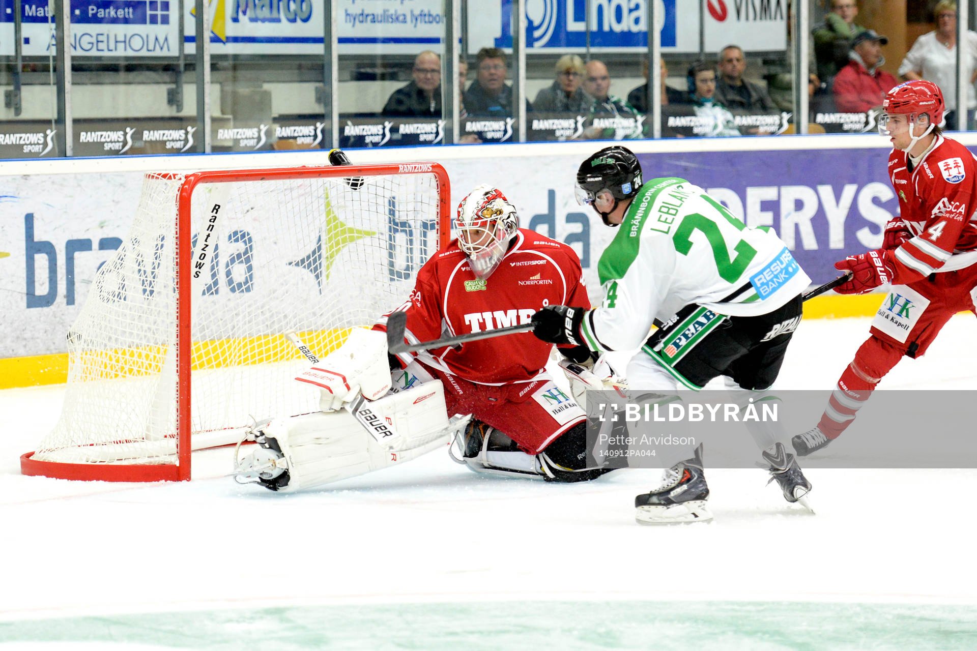 Rögles Peter LeBlanc gör 1-2 bakom Timrås målvakt Mika