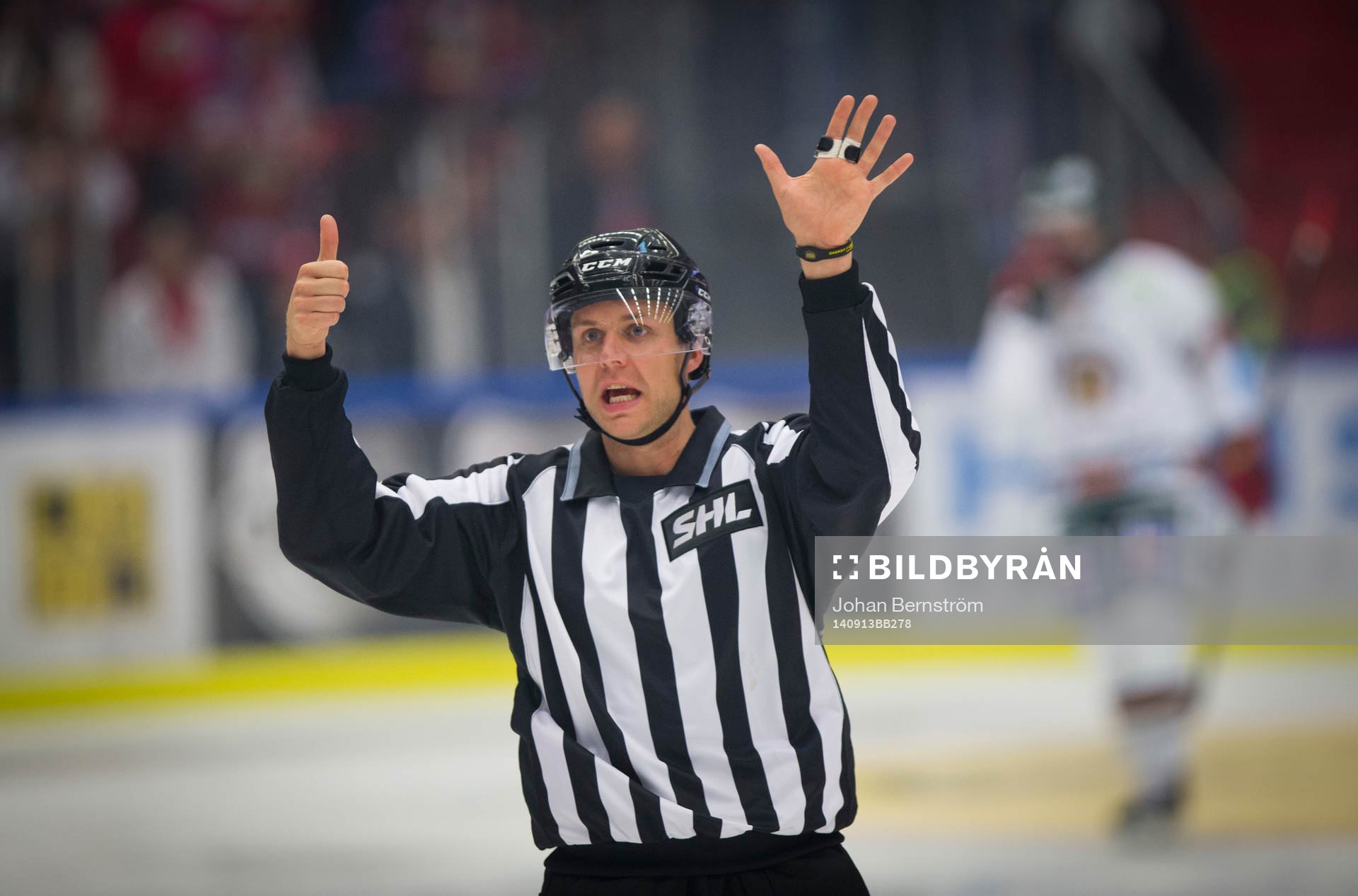Assisterande domaren visar att Frölunda var 6 spelare på