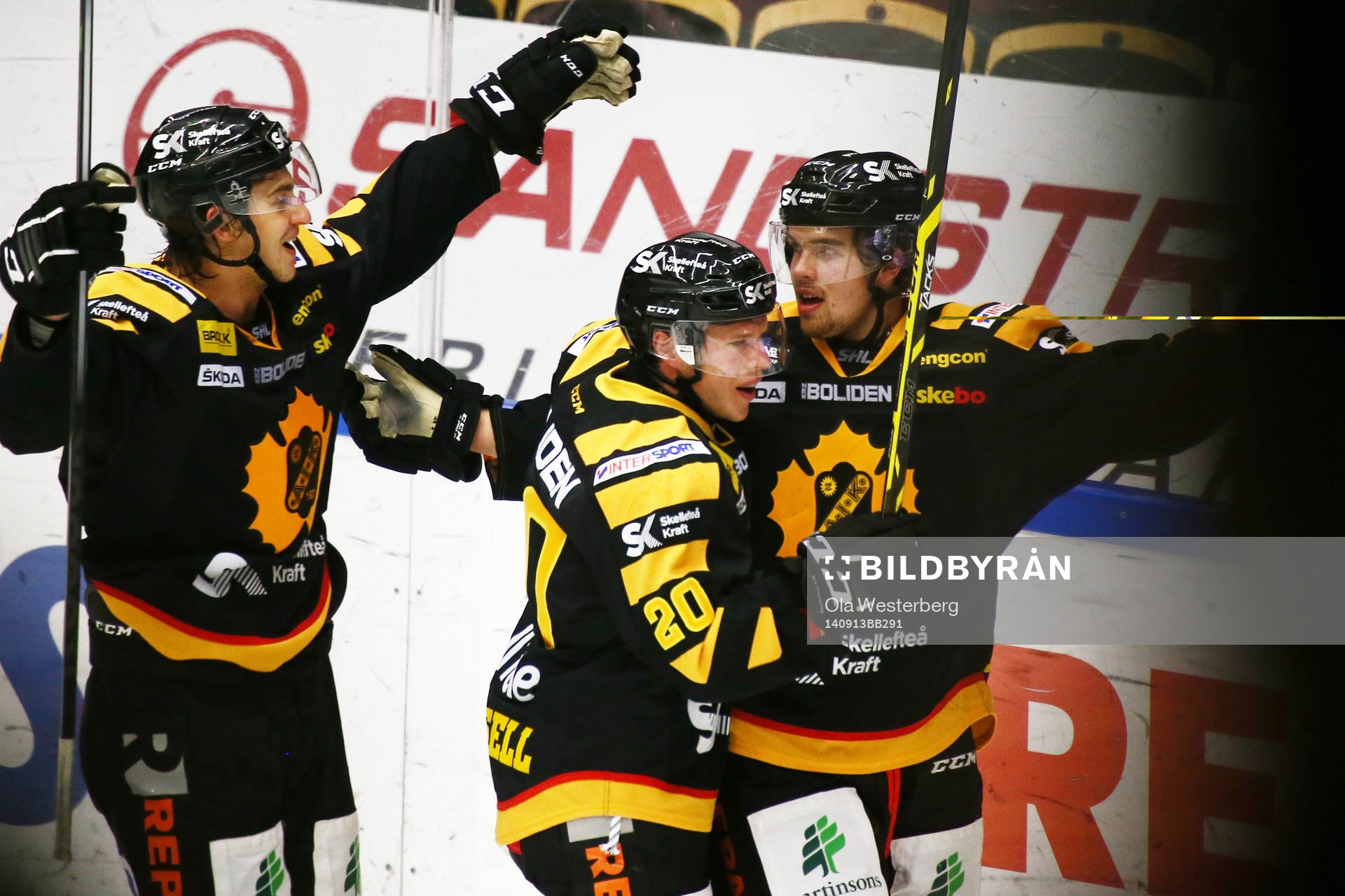 Skellefteås Axel Holmström jublar med Erik FOrsell och