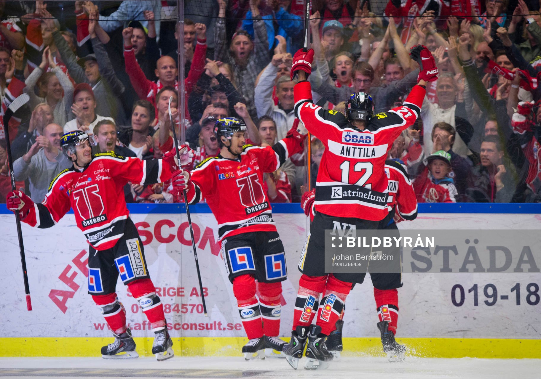 Örebros Martin Johansson gör 1-1 och jublar med Derek