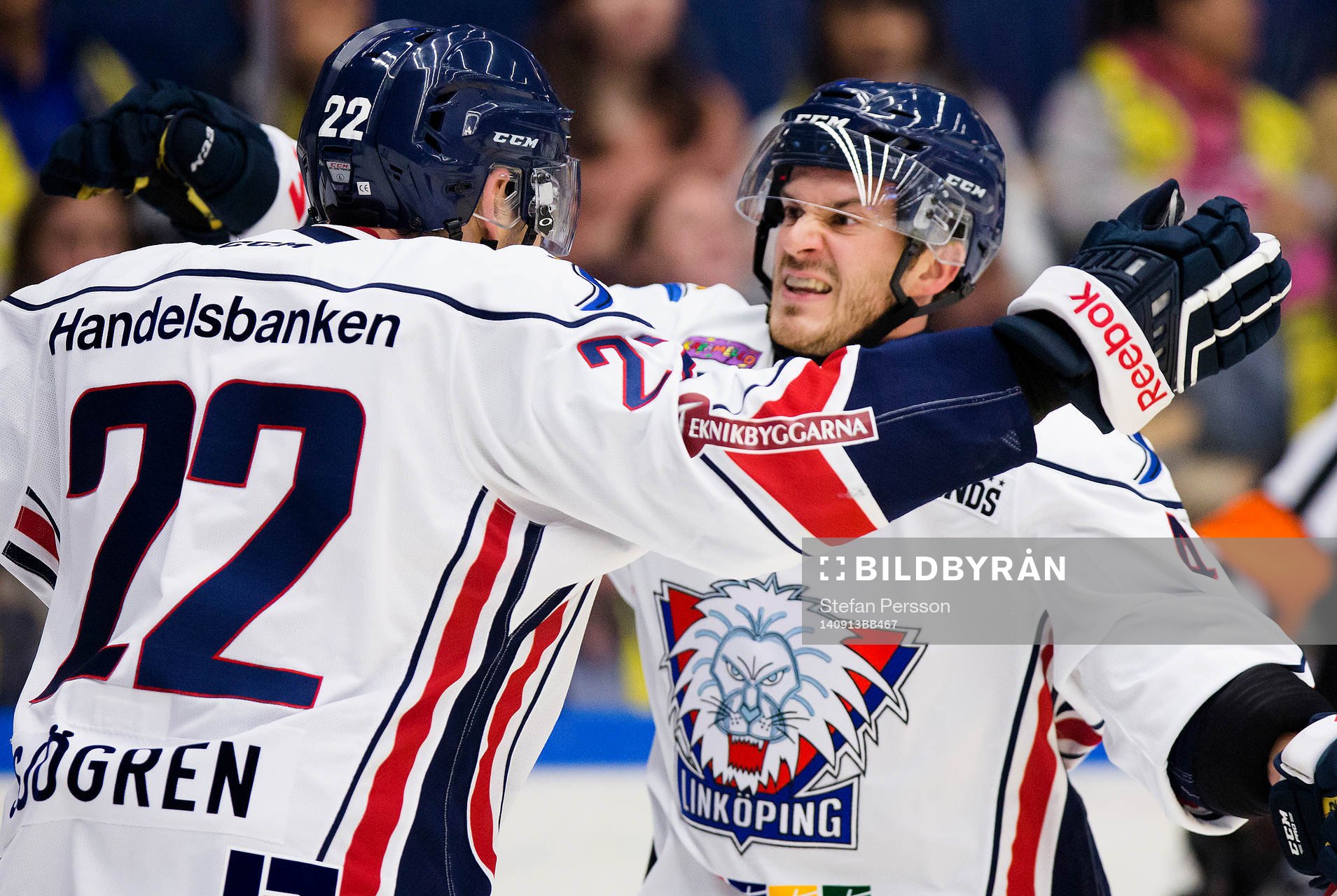 Linköpings Mattias Sjögren och Chad Kolarik jublar
