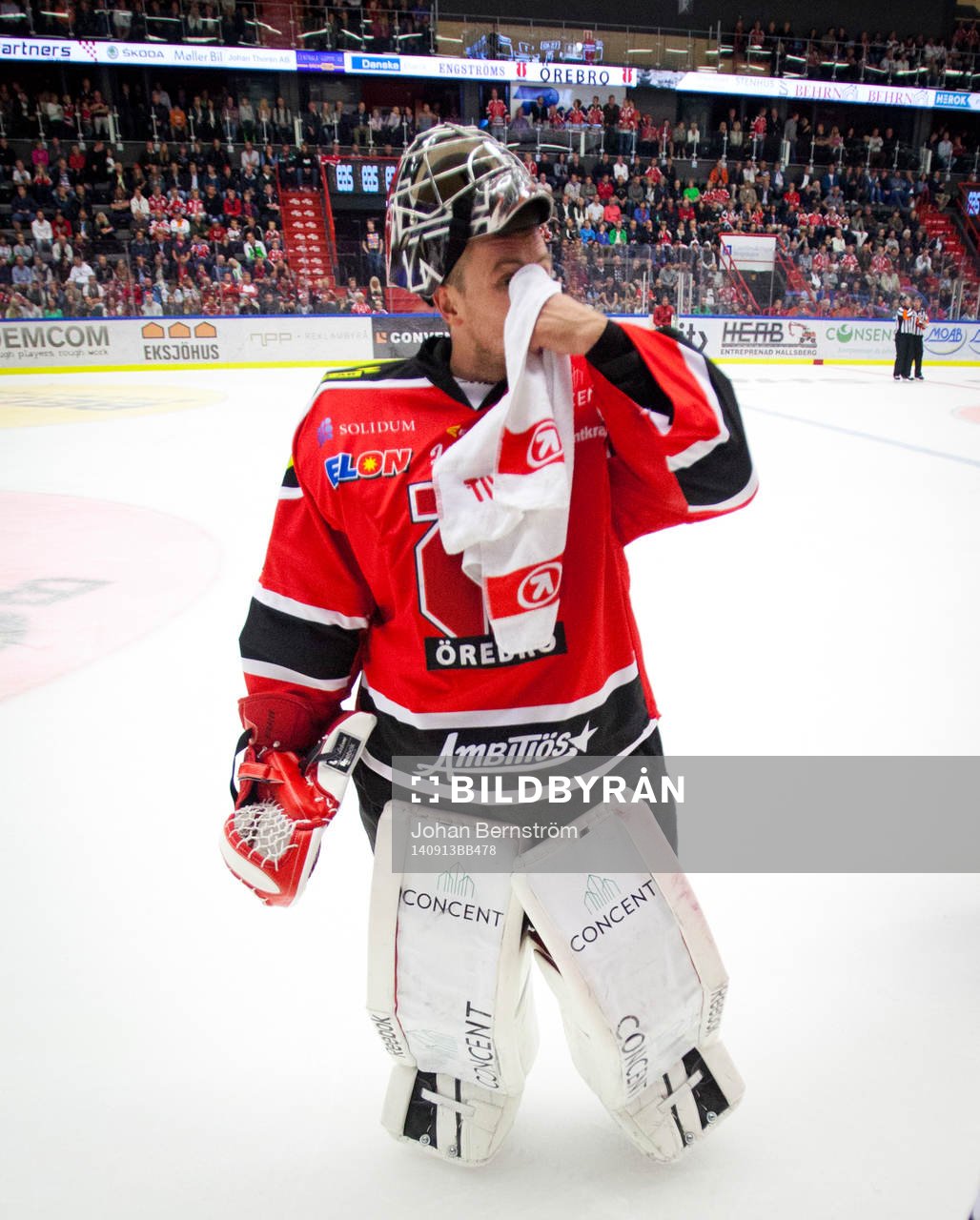 Örebros målvakt Julius Hudacek deppar