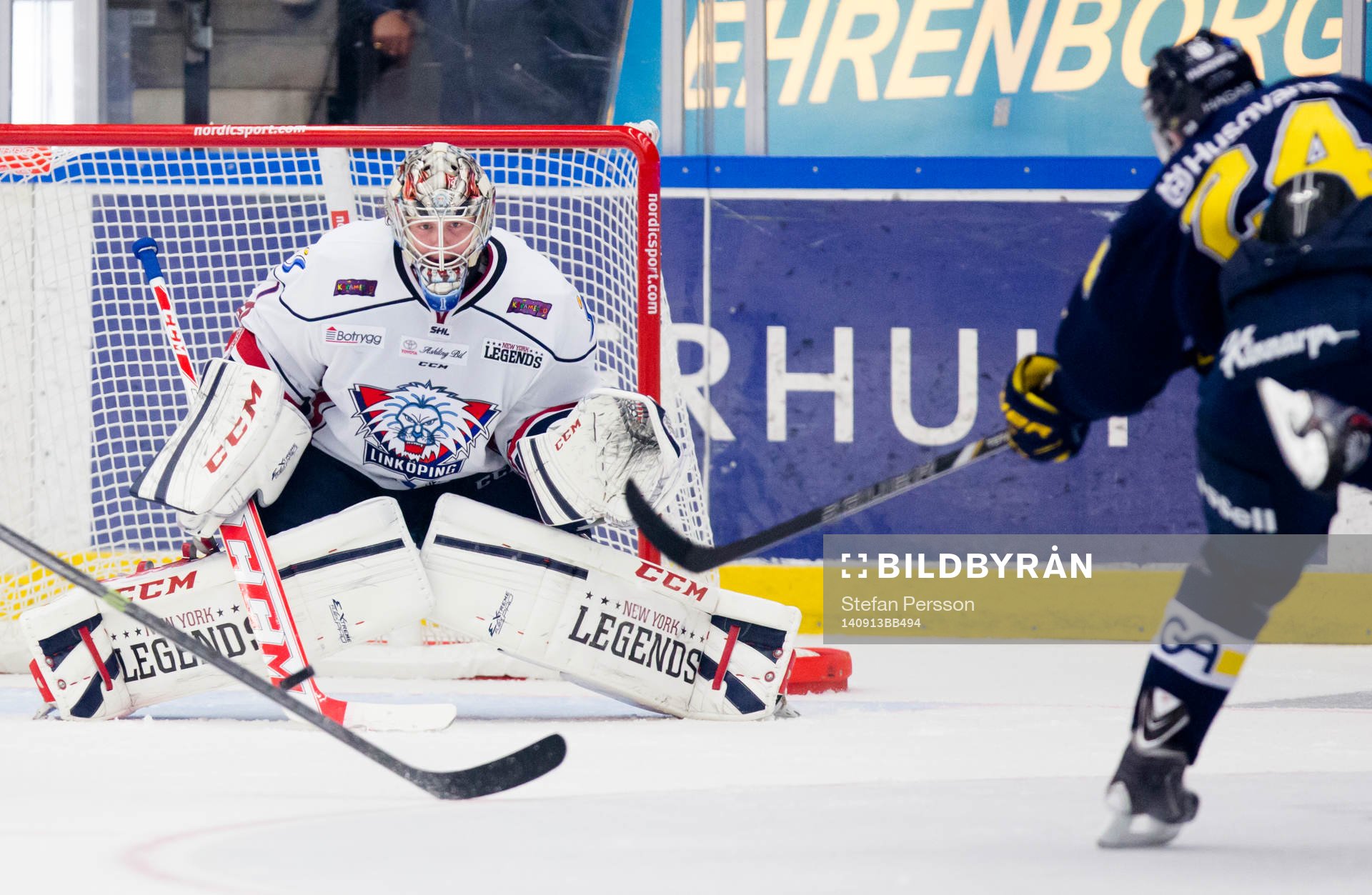 Linköpings målvakt Marcus Högberg släpper in skott