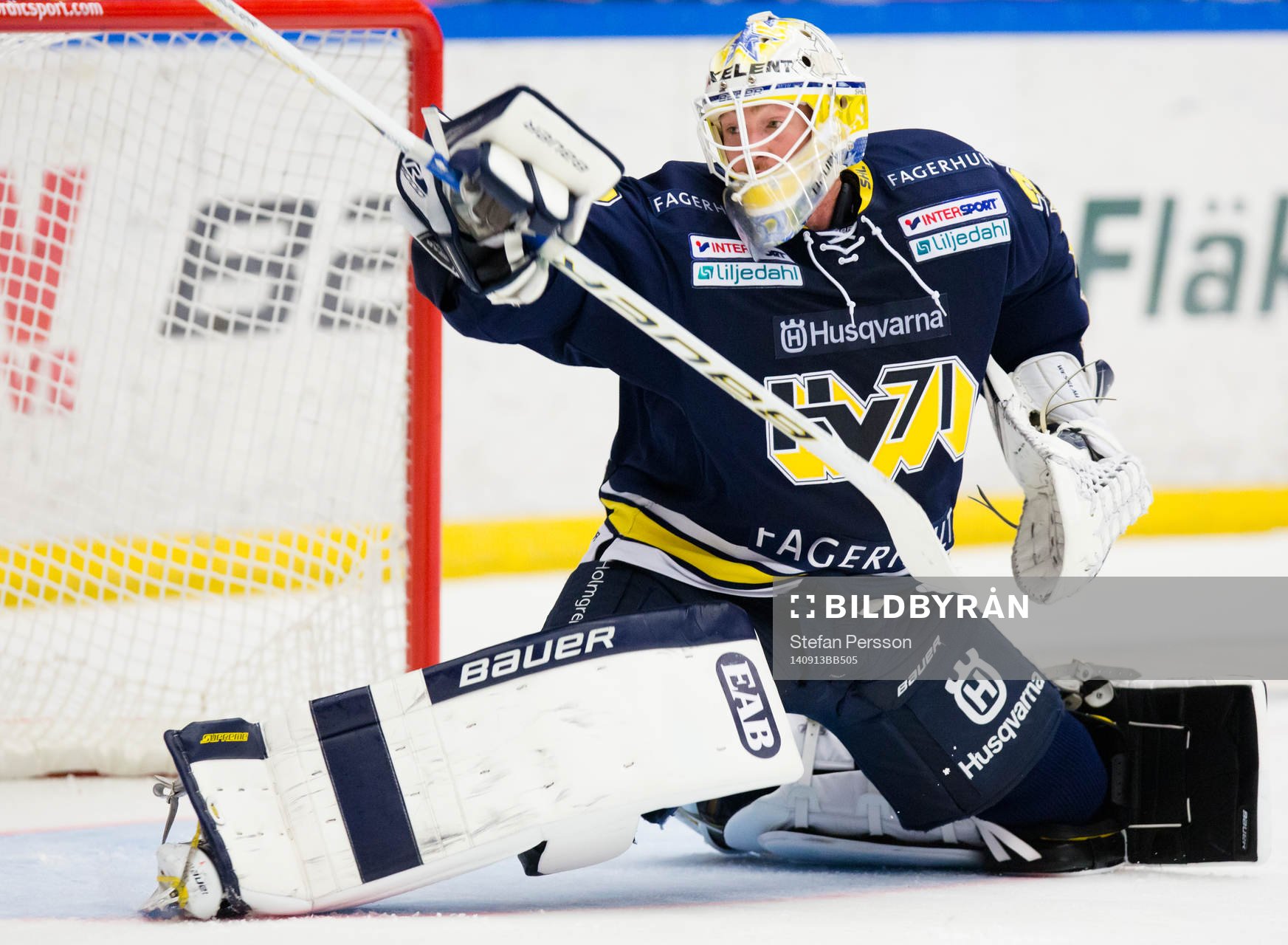 s målvakt Gustaf Wesslau släpper in skott till 1-3