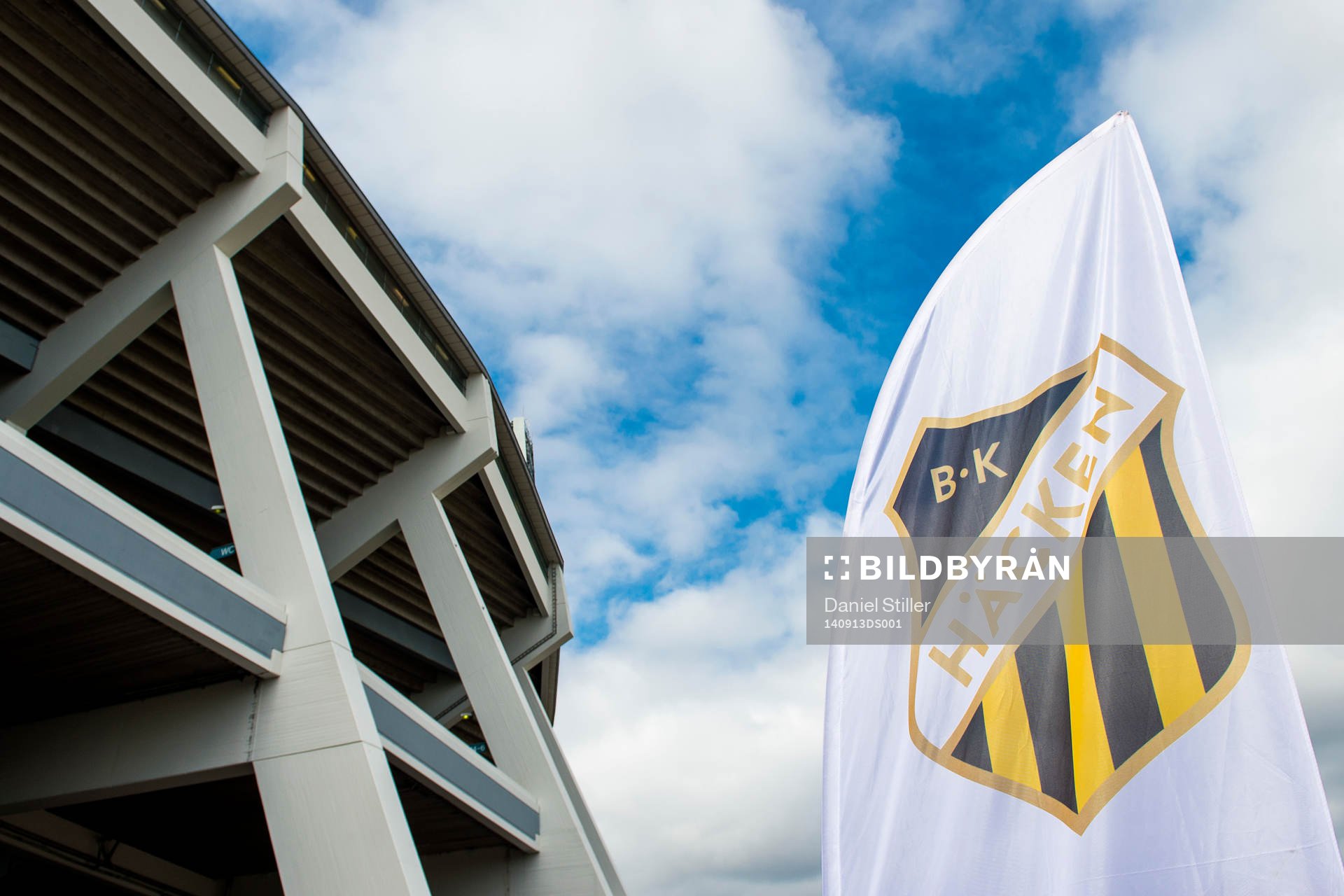 Nya Ullevi och en häckenflagga innan fotbollsmatchen i