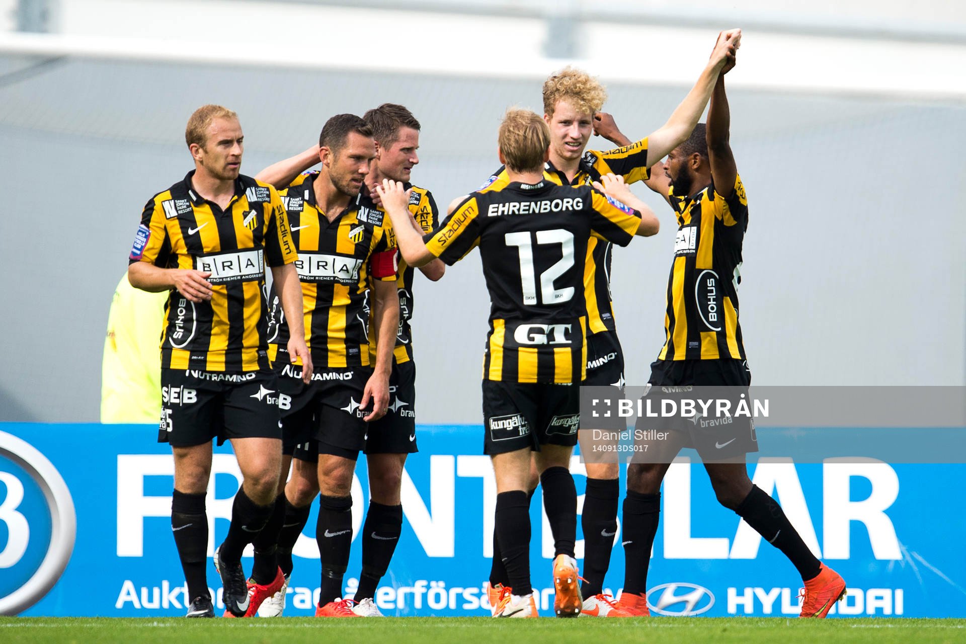 Häcken och Samuel Gustafson jublar