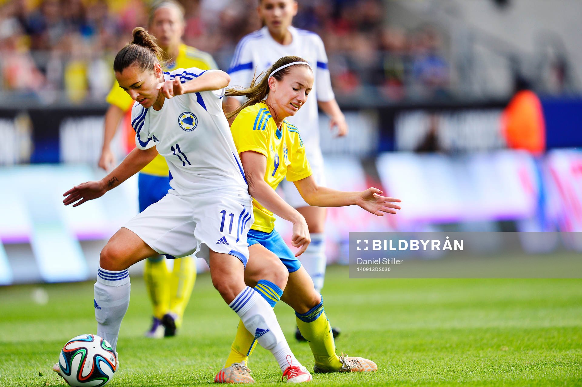 Bosniens Lidija Kulis i kamp med Sveriges Kosovare Asllani under fotbollsmatchen i damernas VM-kval mellan Sverige och Bosnien den 9 september 2014 i Göteborg.