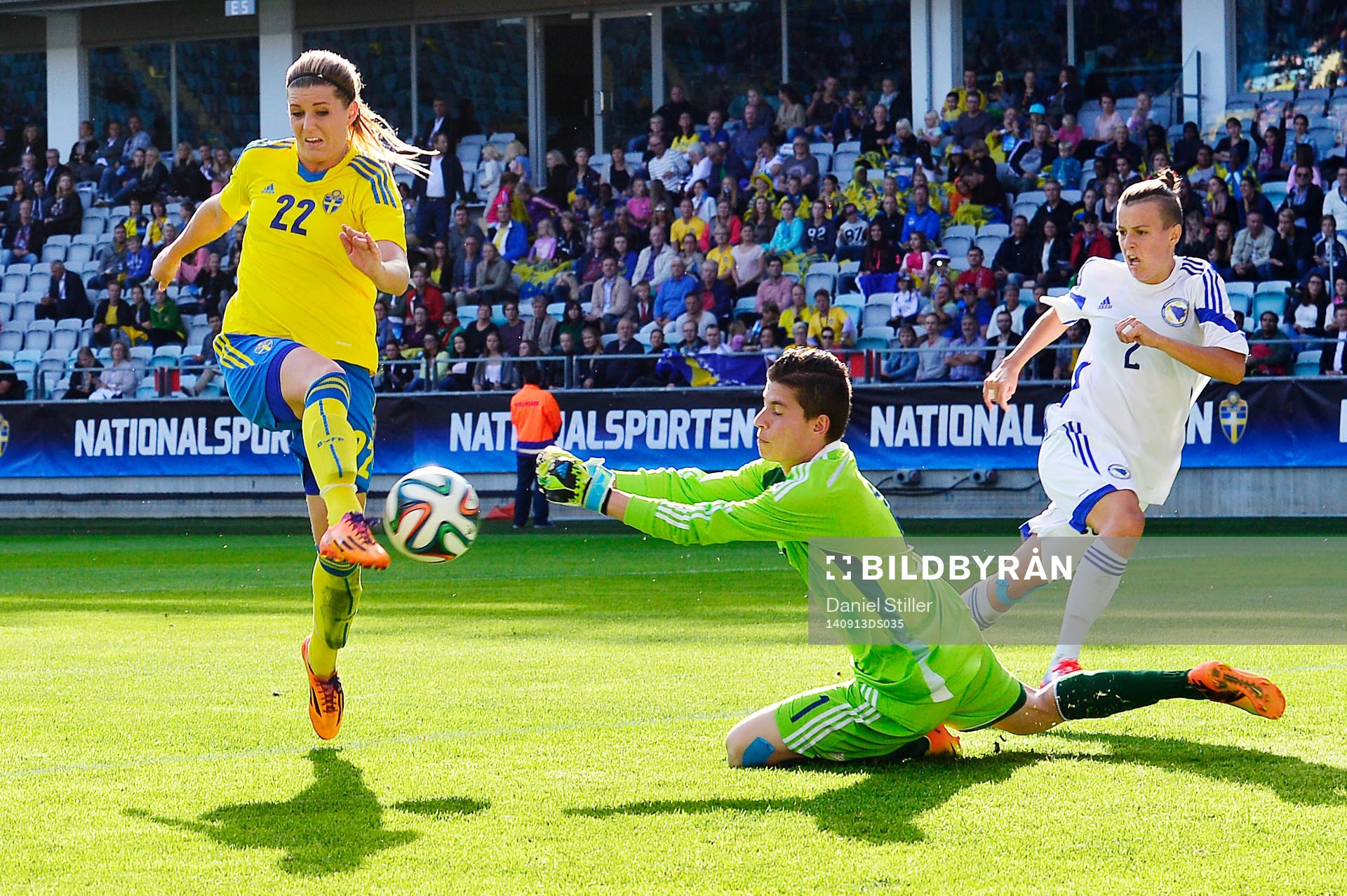 Sveriges Olivia Schough kommer fri framför Bosniens
