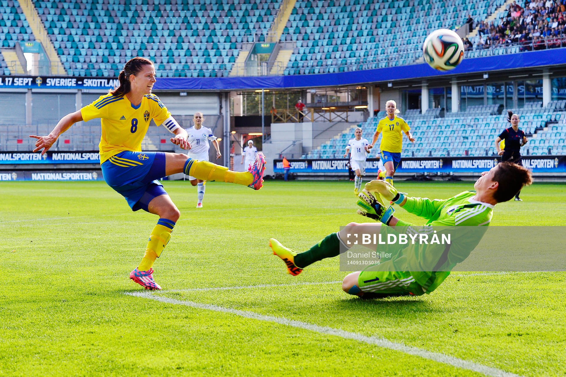 Sveriges Lotta Schelin kommer fri mot Bosniens målvakt