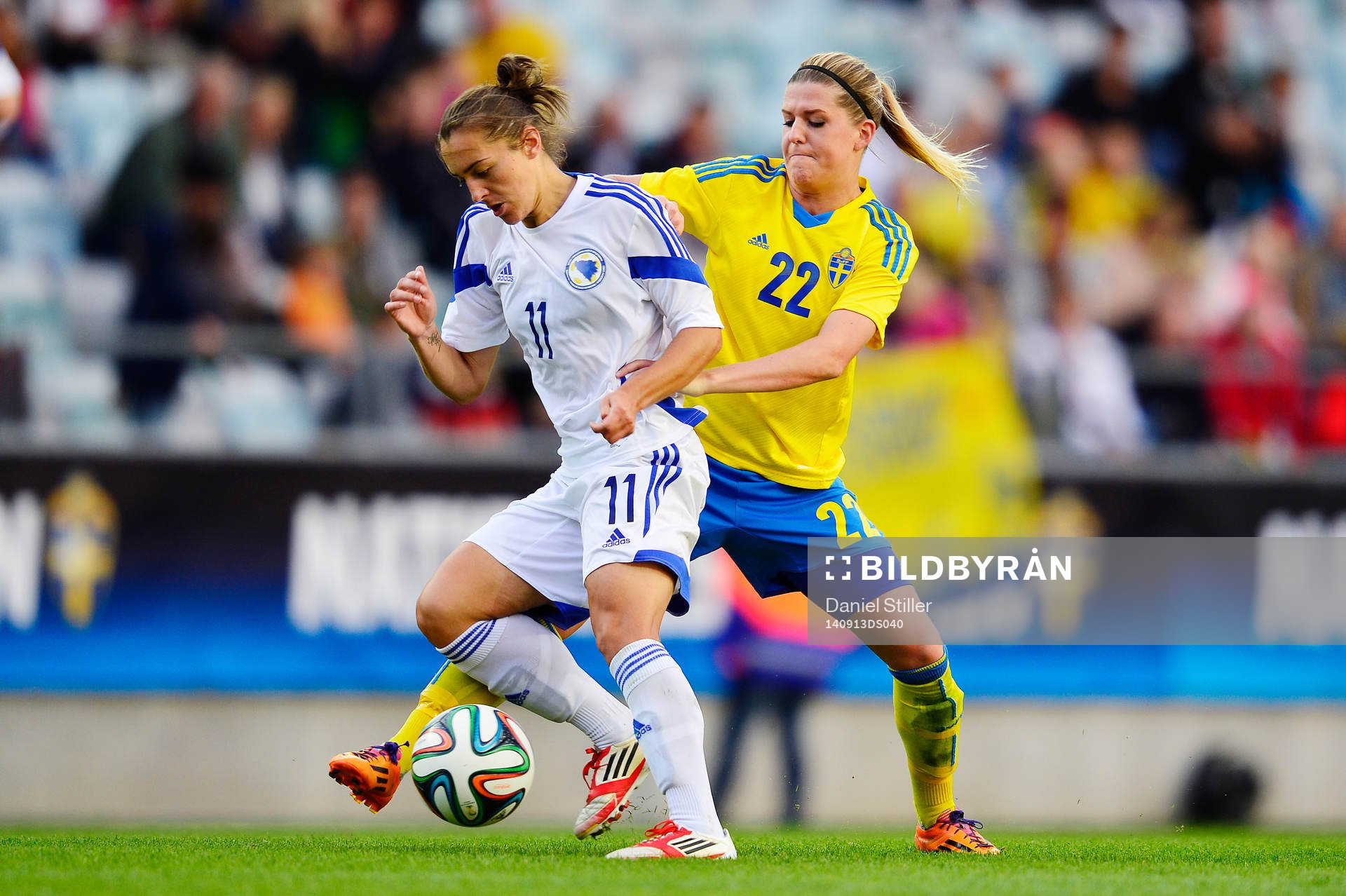 Bosniens Lidija Kulis i kamp med Sveriges Olivia Schough under fotbollsmatchen i damernas VM-kval mellan Sverige och Bosnien den 9 september 2014 i Göteborg.