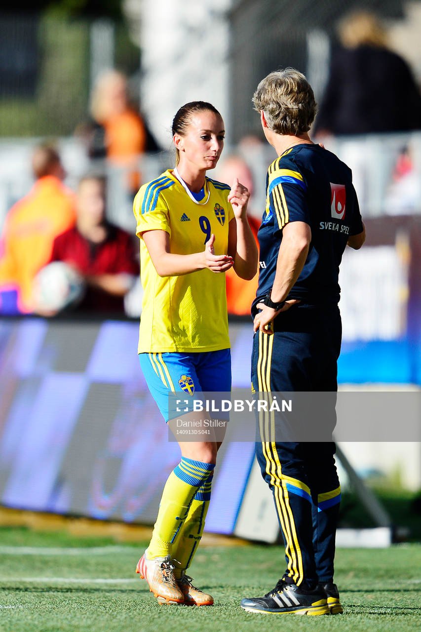 Sveriges Kosovare Asllani tackar förbundskapten Pia