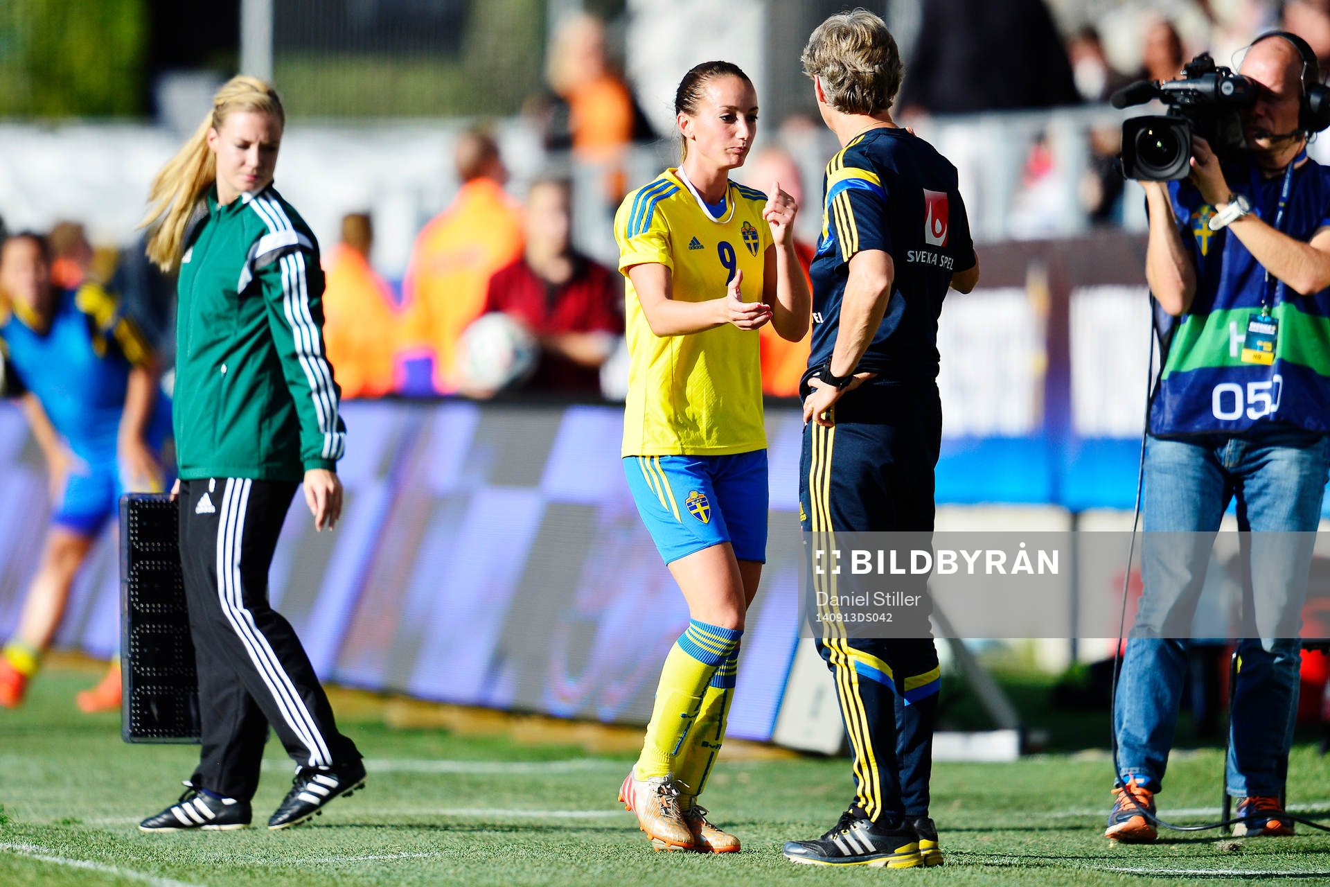 Sveriges Kosovare Asllani tackar förbundskapten Pia