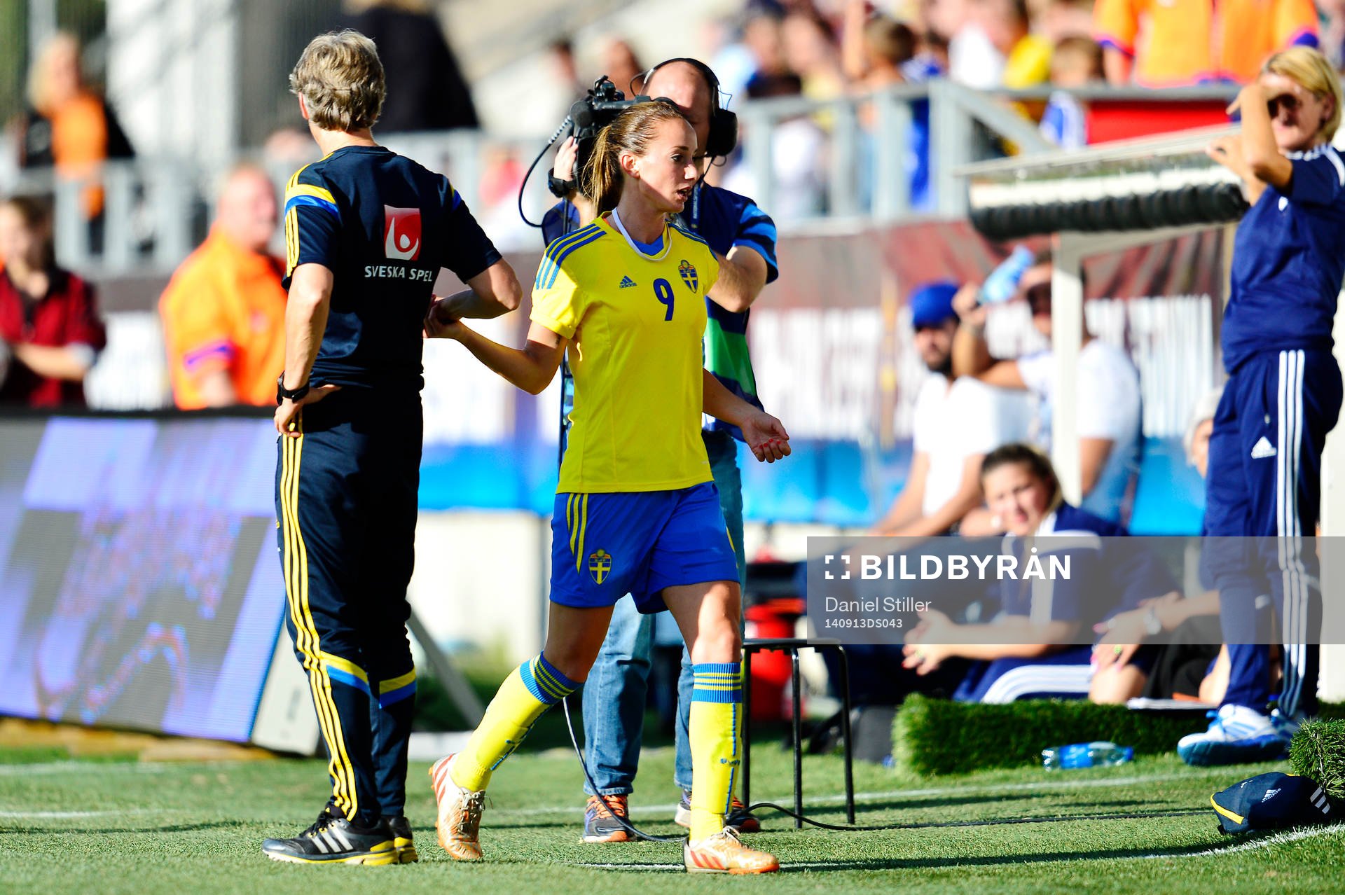 Sveriges Kosovare Asllani tackar förbundskapten Pia