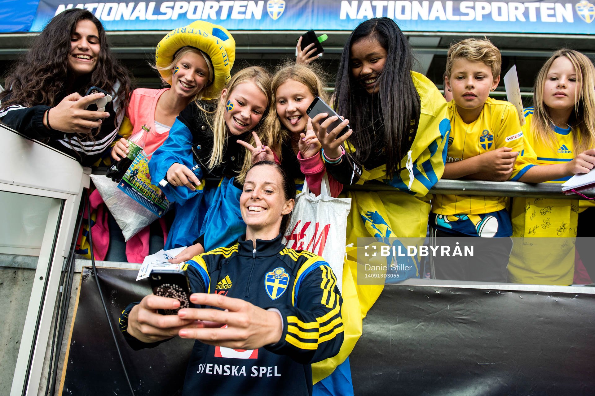 Sveriges Lotta Schelin tar bilder med fans