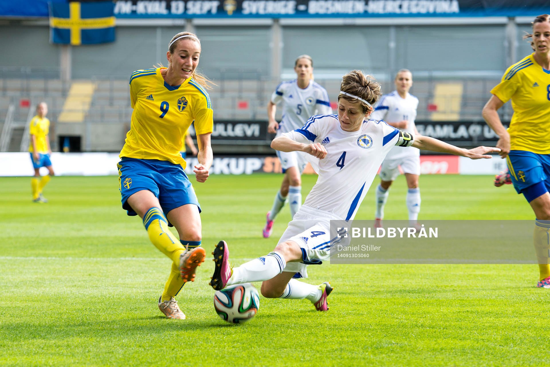 Sveriges Kosovare Asllani i kamp med Bosniens Amira Spahic under fotbollsmatchen i damernas VM-kval mellan Sverige och Bosnien den 9 september 2014 i Göteborg.