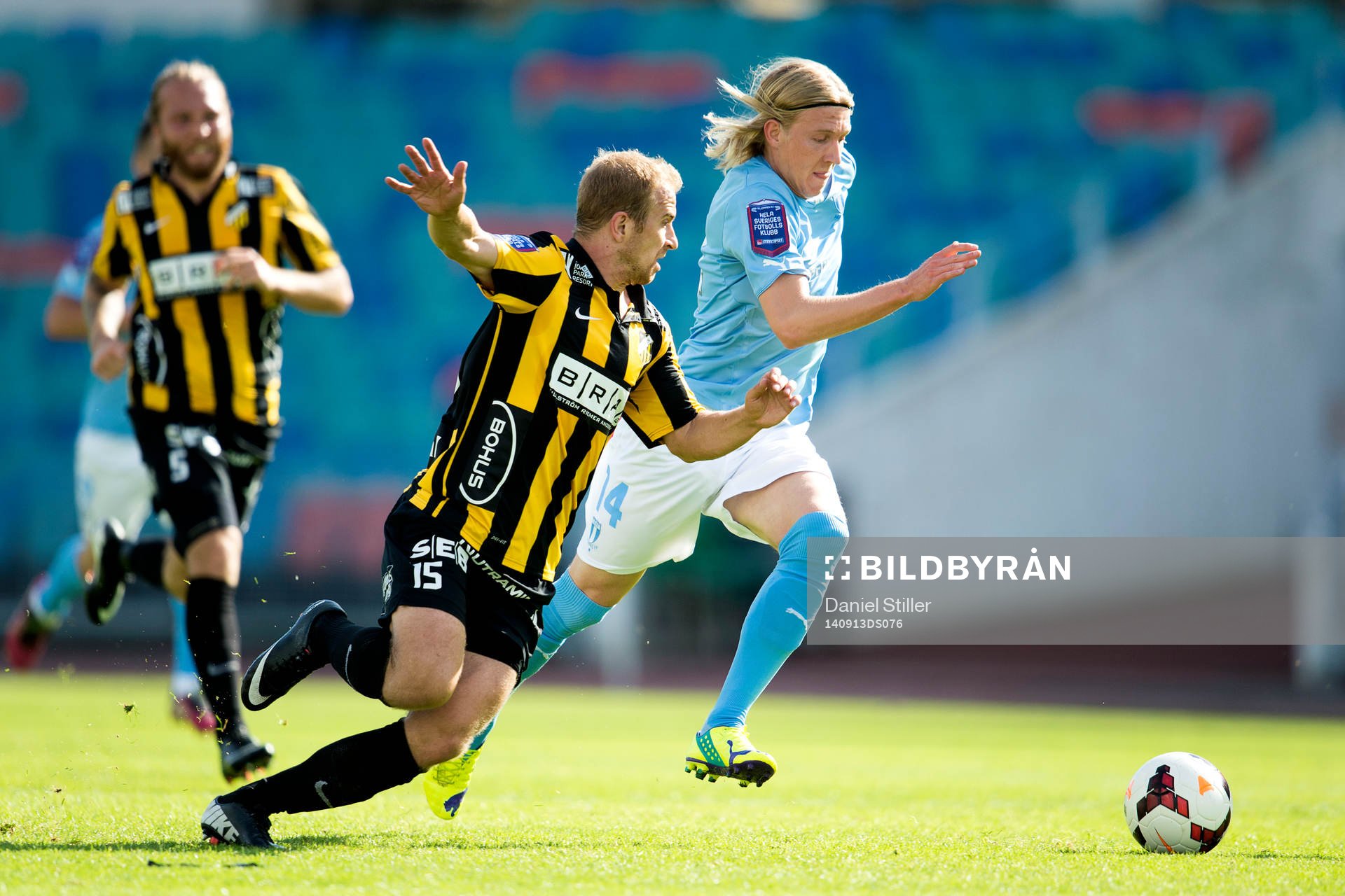 Malmö FFs Simon Kroon i kamp med Häckens Kari Arkivuo under fotbollsmatchen i Allsvenskan mellan Häcken och Malmö FF den 13 september 2014 i Göteborg.