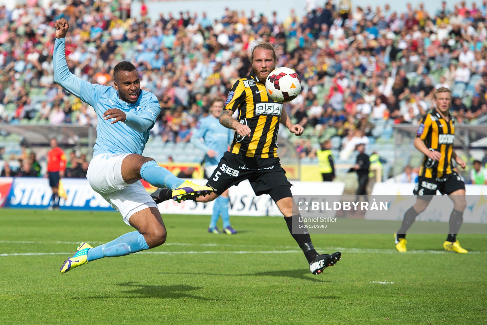Malmö FFs Isaac Kiese Thelin testar skott