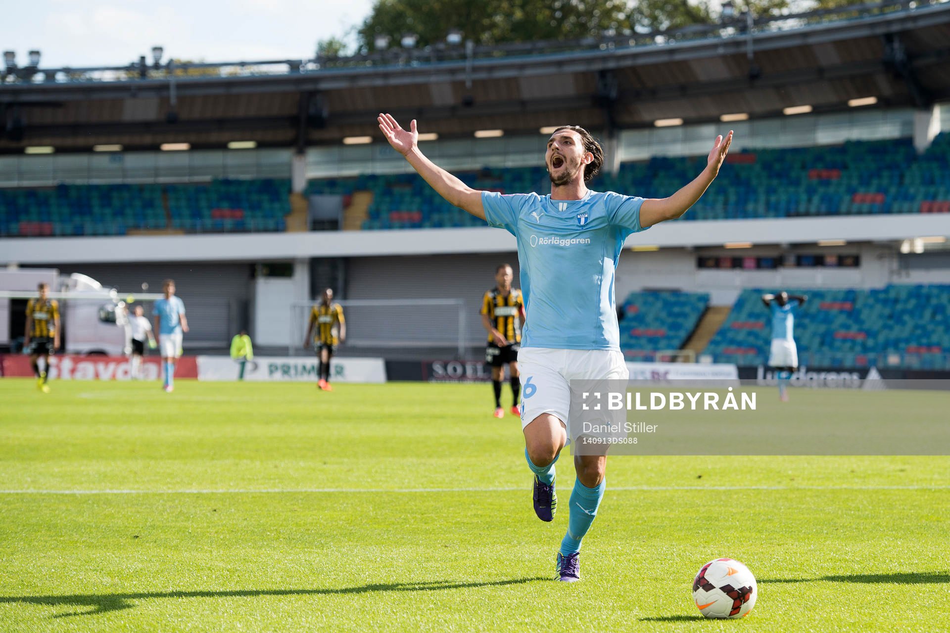 Malmö FFs Agon Mehmeti deppar