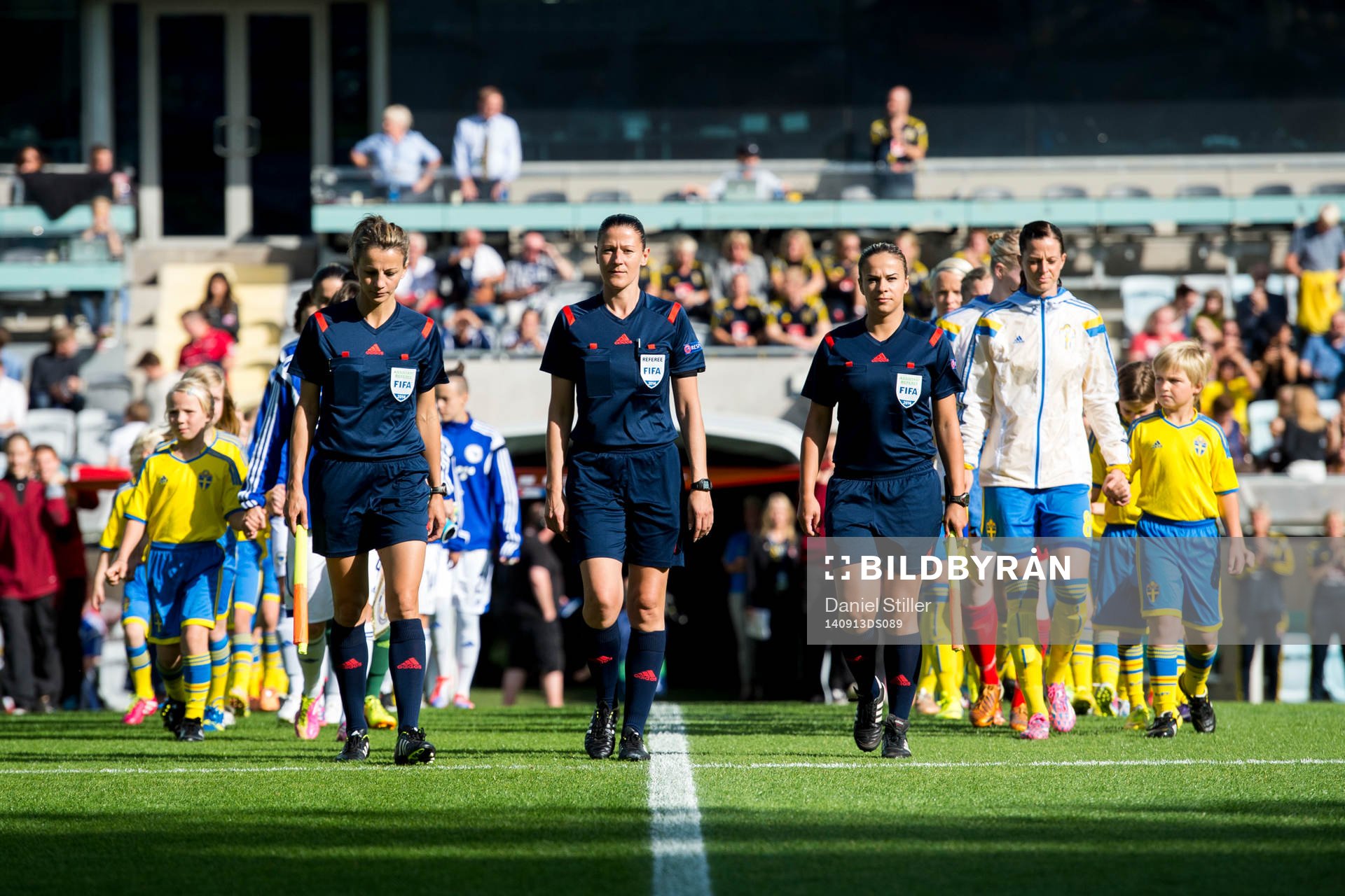 Lagen tågar in med domarna i spetsen innan fotbollsmatchen