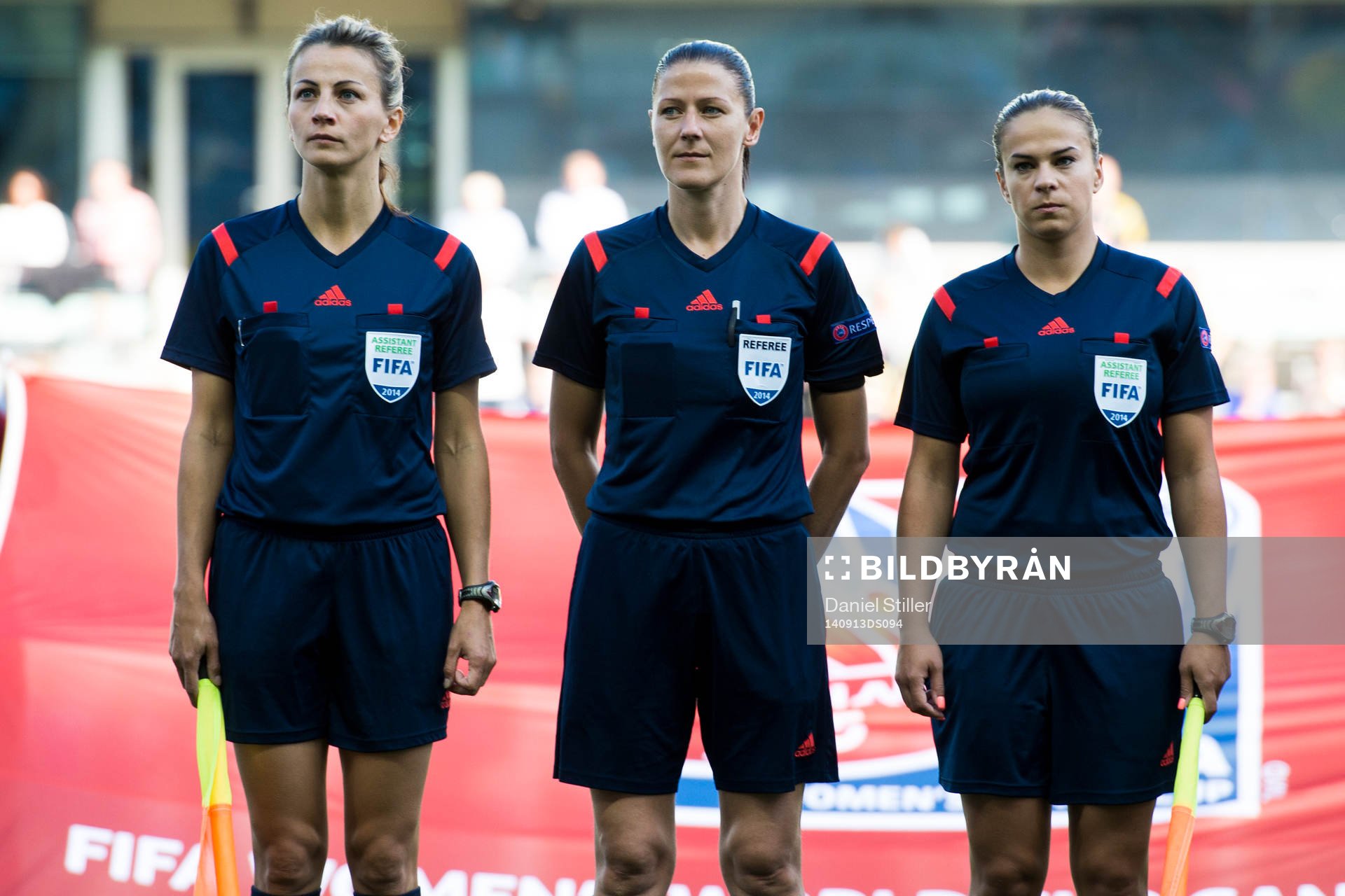 Domartrion innan fotbollsmatchen i damernas VM-kval mellan