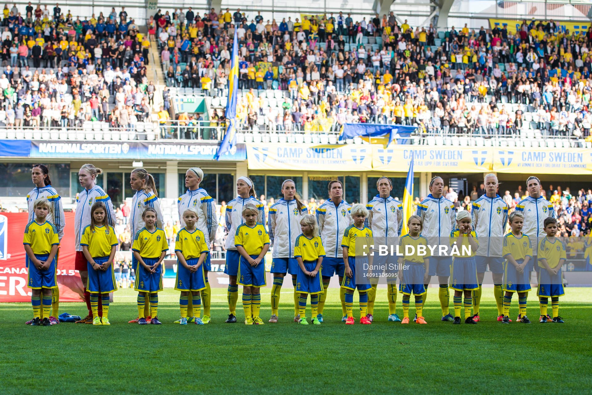 Sveriges lineup med maskotar innan fotbollsmatchen i