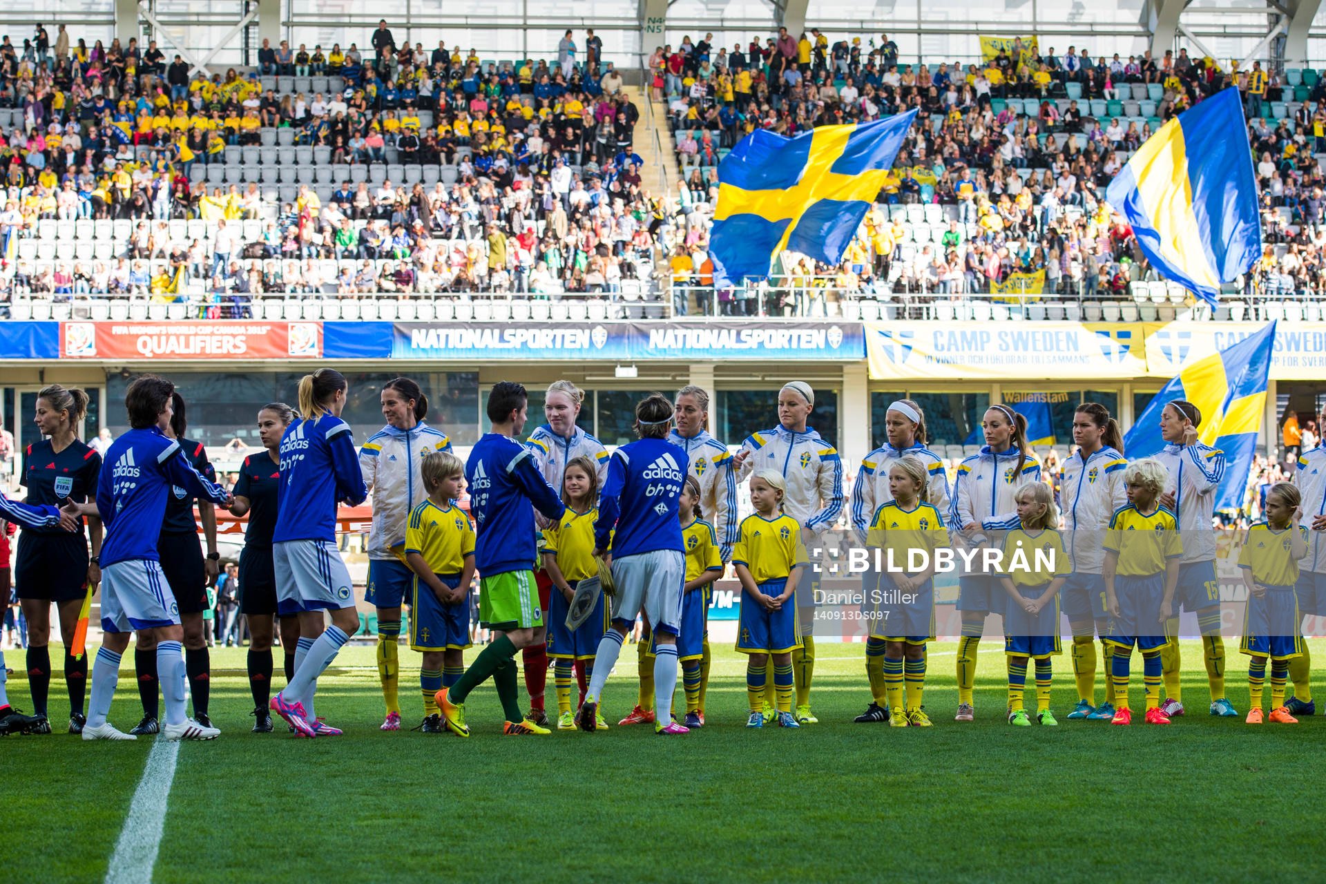 Lagen hälsar på varandra  innan fotbollsmatchen i