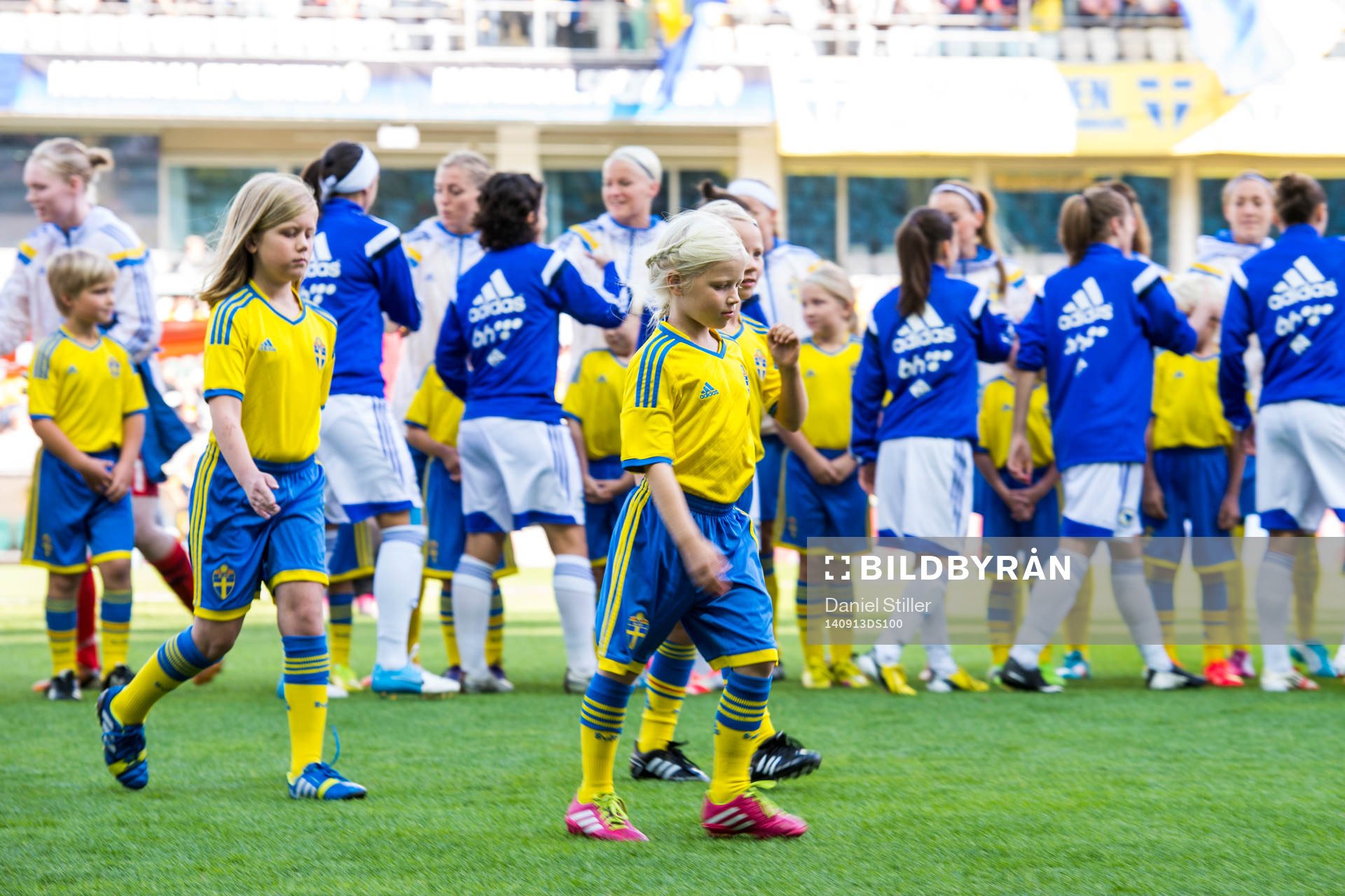 Maskotar innan fotbollsmatchen i damernas VM-kval mellan