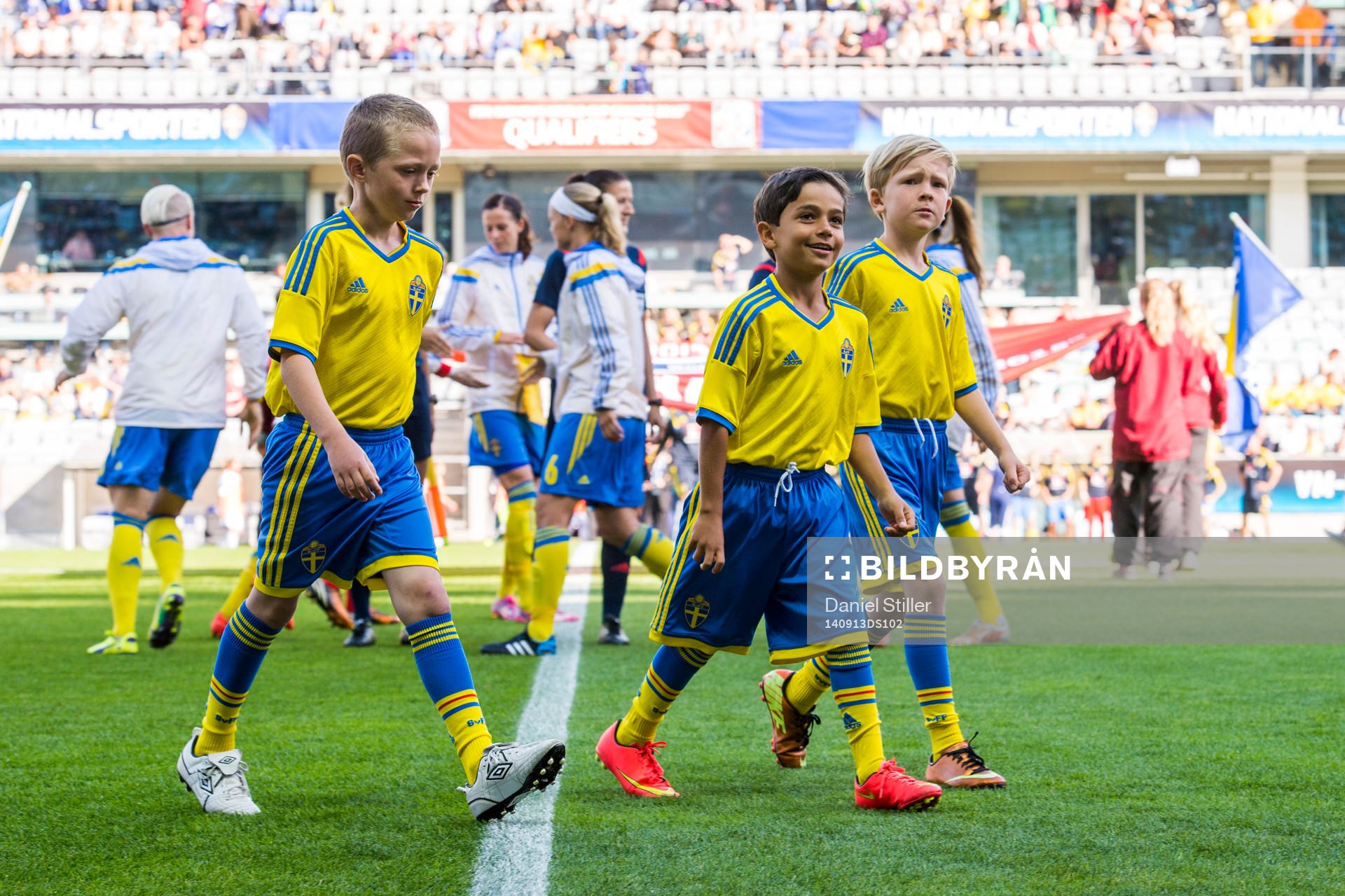 Maskotar innan fotbollsmatchen i damernas VM-kval mellan