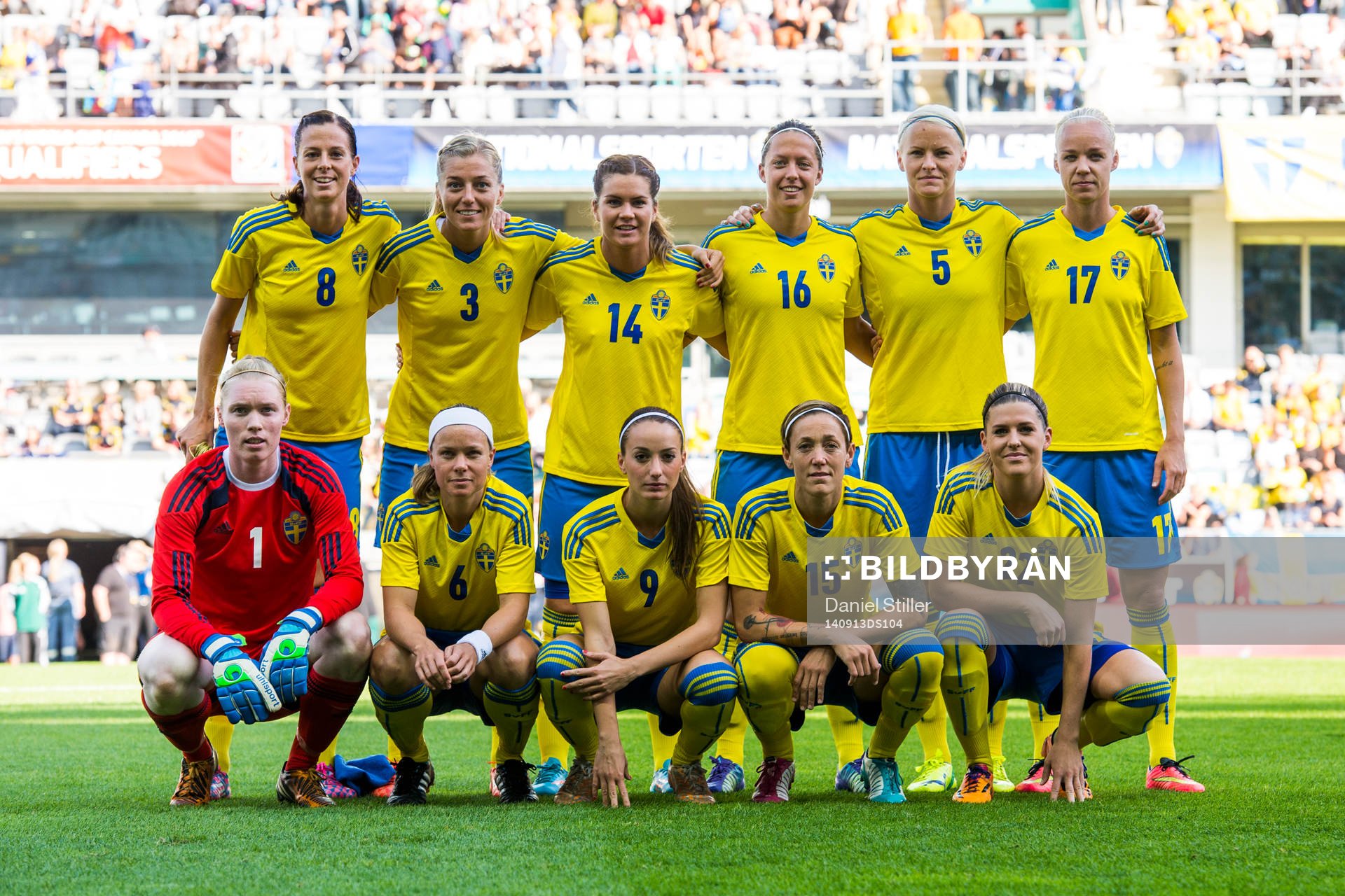 Den svenska startelvan, bakre raden fr vänster: Lotta Schelin, Linda Sembrant, Hanna Folkesson, Lina Nilsson , Marina Pettersson-Engström, Caroline Seger. Främre raden fr vänster: målvakt Hedvig Lindahl, Sara Thunebro, Kosovare Asllani, Therese Sjögran, Olivia Schough innan fotbollsmatchen i damernas VM-kval mellan Sverige och Bosnien den 9 september 2014 i Göteborg.