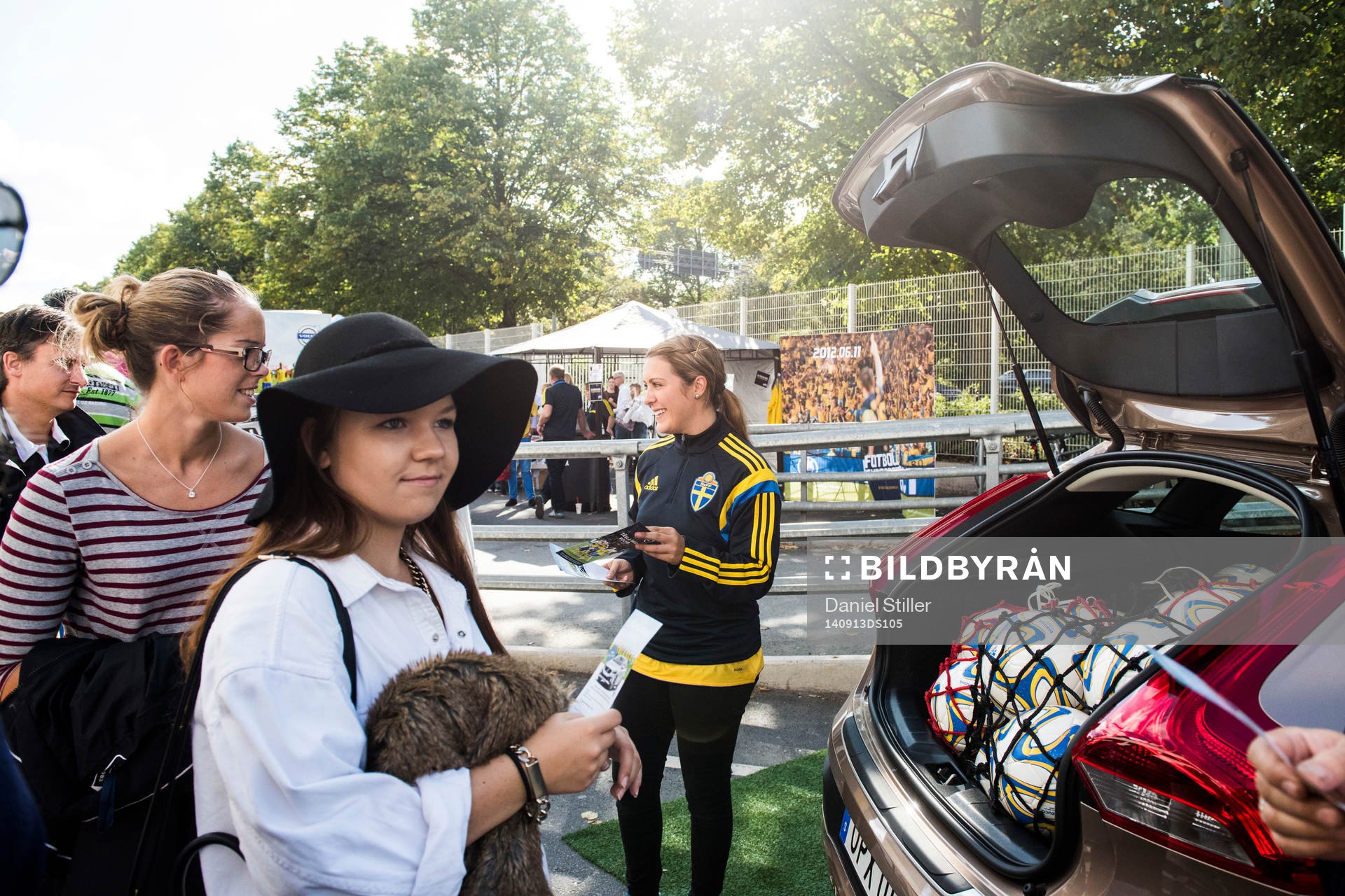 Aktiviteter utanför arenan innan fotbollsmatchen i damernas VM-kval mellan Sverige och Bosnien den 9 september 2014 i Göteborg.