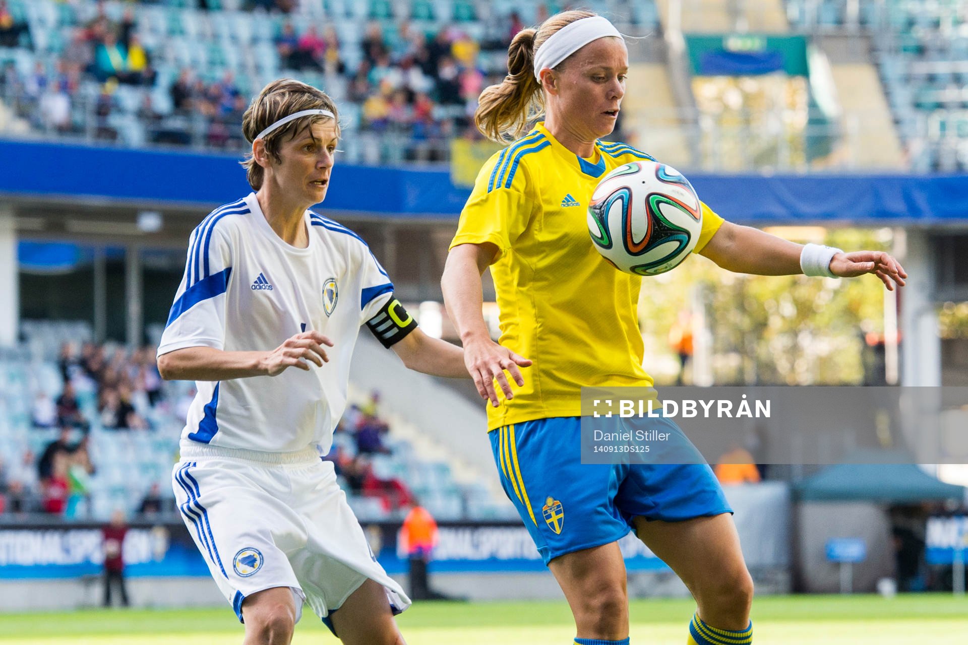 Sveriges Sara Thunebro framför Bosniens Amira Spahic