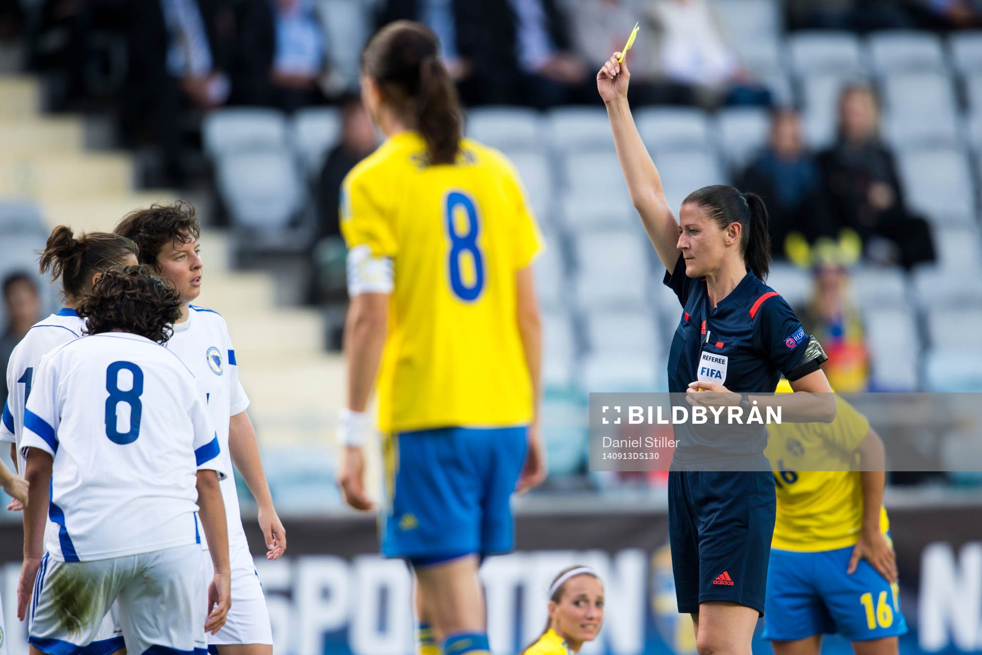 Domare Zuzana Kovacova visar gult kort