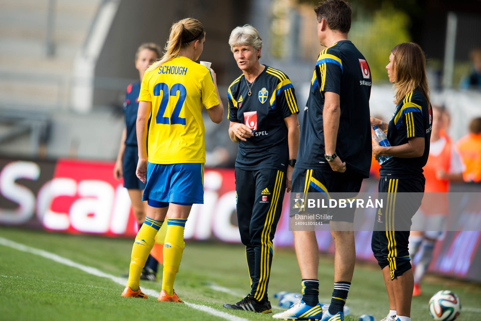 Sveriges förbundskapten Pia Sundhage pratar med Olivia