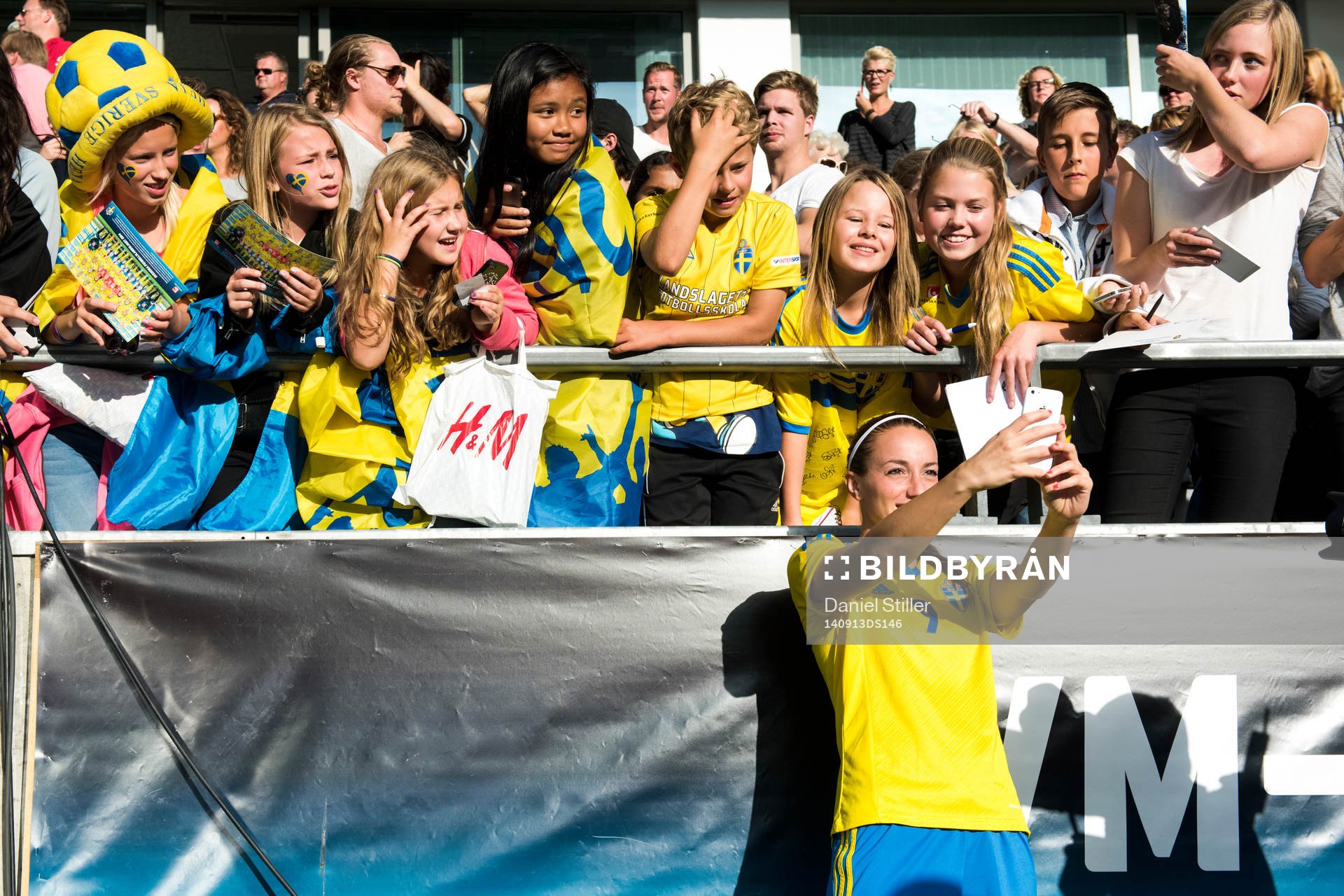 Sveriges Kosovare Asllani tar bilder med fans