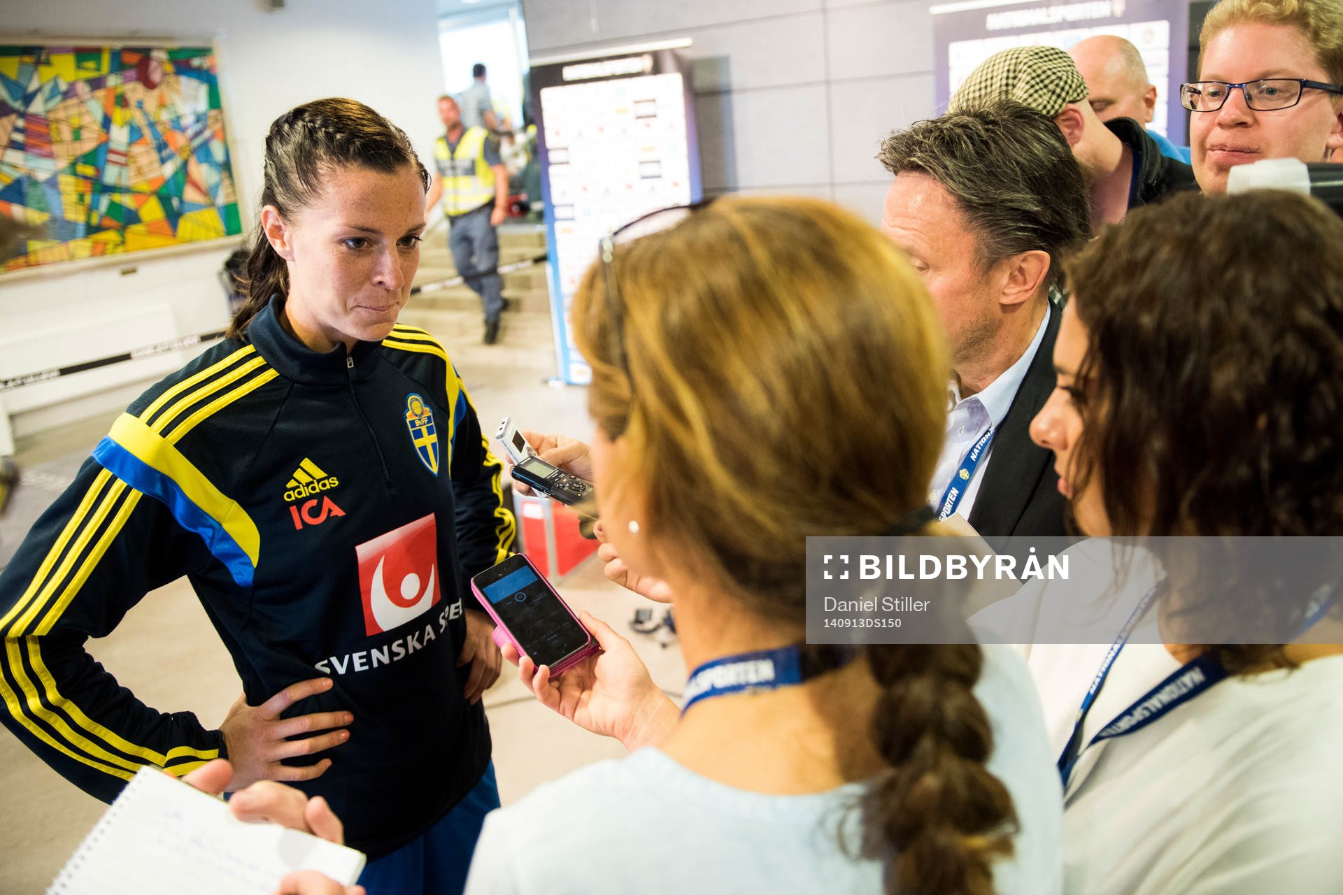 Sveriges Lotta Schelin pratar med pressen efter fotbollsmatchen i damernas VM-kval mellan Sverige och Bosnien den 9 september 2014 i Göteborg.