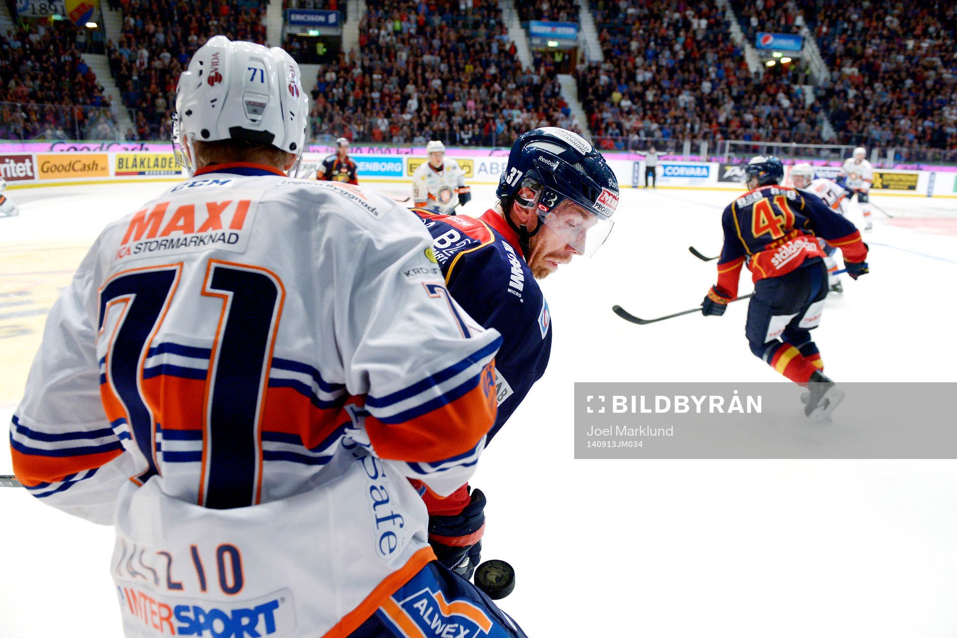 Växjös Tomi Kallio och Djurgårdens Mikael Samuelsson  i