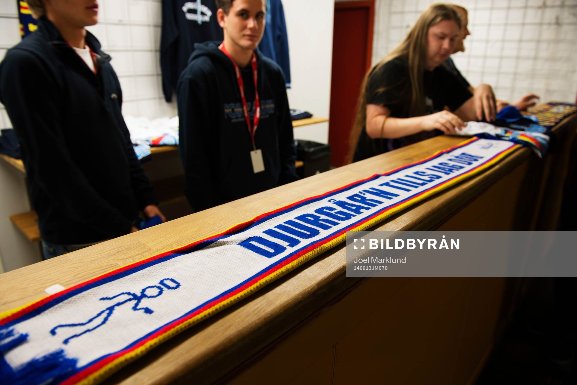 En supportershop säljer en halsduk med texten Djurgår'n