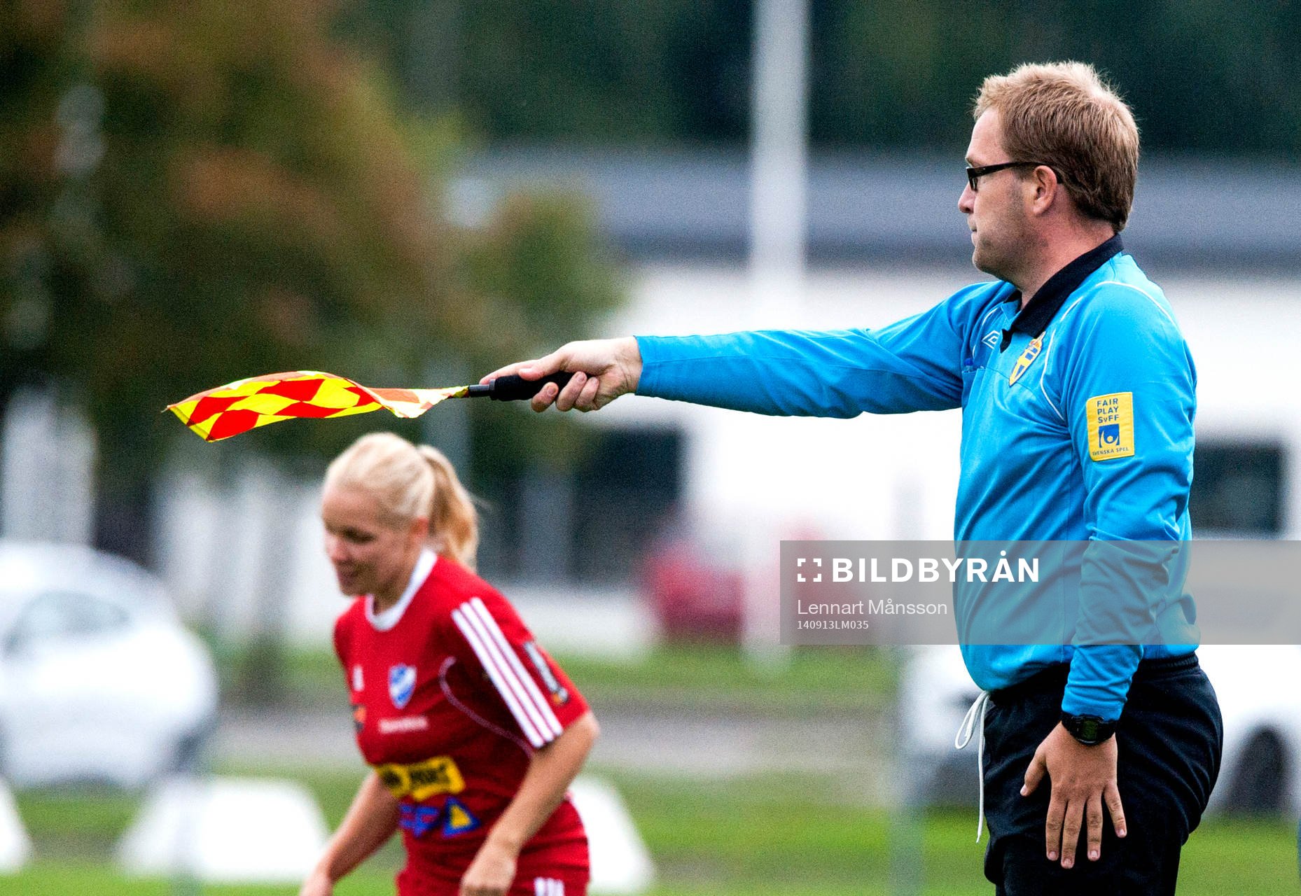 Assisterande domaren Åke Kärvegård i matchen i damernas
